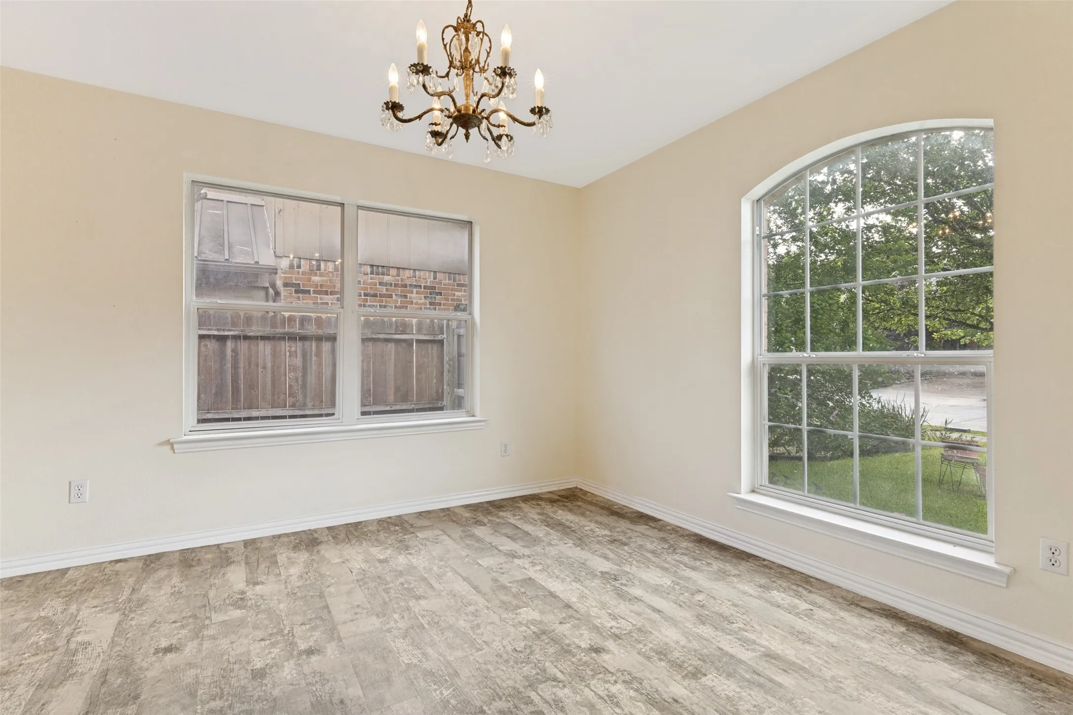 Single Family Residence For Sale in Tarrant County , 7429 Creekfall Drive, Fort Worth, Texas 76137, 3 Bedroom, 2 Bathroom, 2 Garage spaces, 1,440 Sqft, built in 2001, mls#21258705, Real Estate Agent in Fort Worth, Homes For Sale in Tarrant county, Homes For Sale in Fort Worth, Realtor in Fort Worth Texas, Real Estate Brokerage Independent Realty Texas, Luminita Cordes Realtor