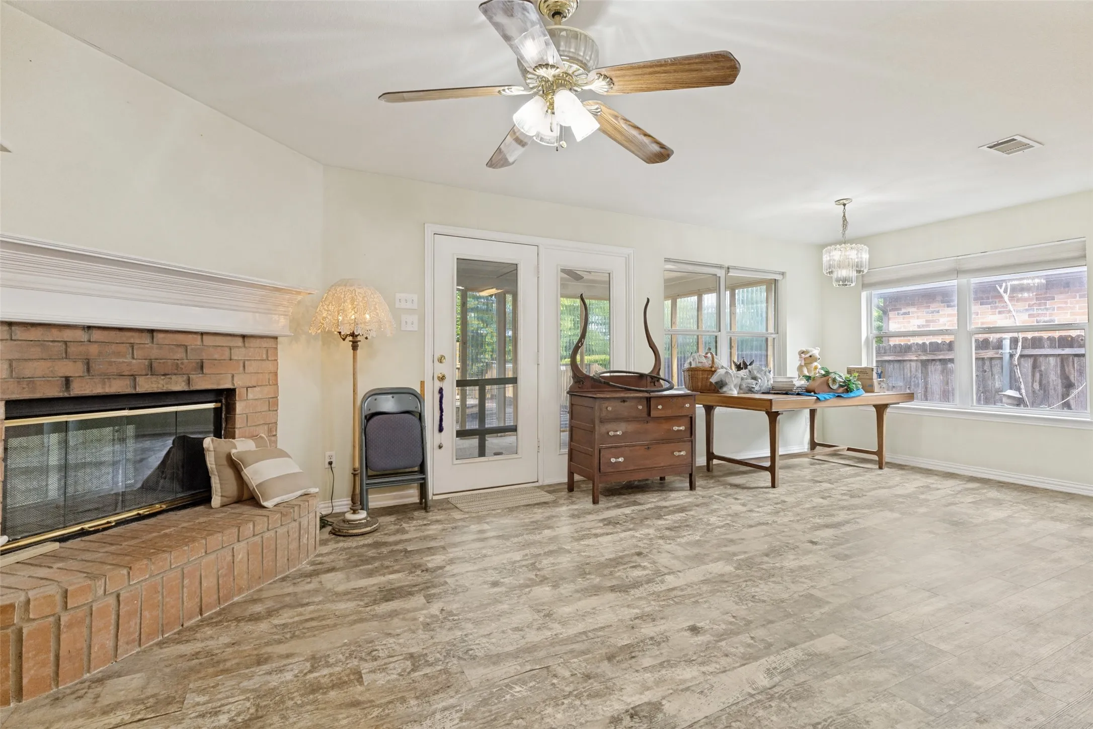 Single Family Residence For Sale in Tarrant County , 7429 Creekfall Drive, Fort Worth, Texas 76137, 3 Bedroom, 2 Bathroom, 2 Garage spaces, 1,440 Sqft, built in 2001, mls#21258705, Real Estate Agent in Fort Worth, Homes For Sale in Tarrant county, Homes For Sale in Fort Worth, Realtor in Fort Worth Texas, Real Estate Brokerage Independent Realty Texas, Luminita Cordes Realtor