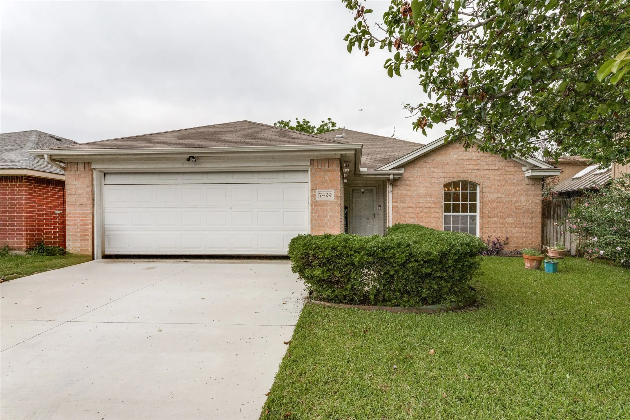 Single Family Residence For Sale in Tarrant County , 7429 Creekfall Drive, Fort Worth, Texas 76137, 3 Bedroom, 2 Bathroom, 2 Garage spaces, 1,440 Sqft, built in 2001, mls#21258705, Real Estate Agent in Fort Worth, Homes For Sale in Tarrant county, Homes For Sale in Fort Worth, Realtor in Fort Worth Texas, Real Estate Brokerage Independent Realty Texas, Luminita Cordes Realtor