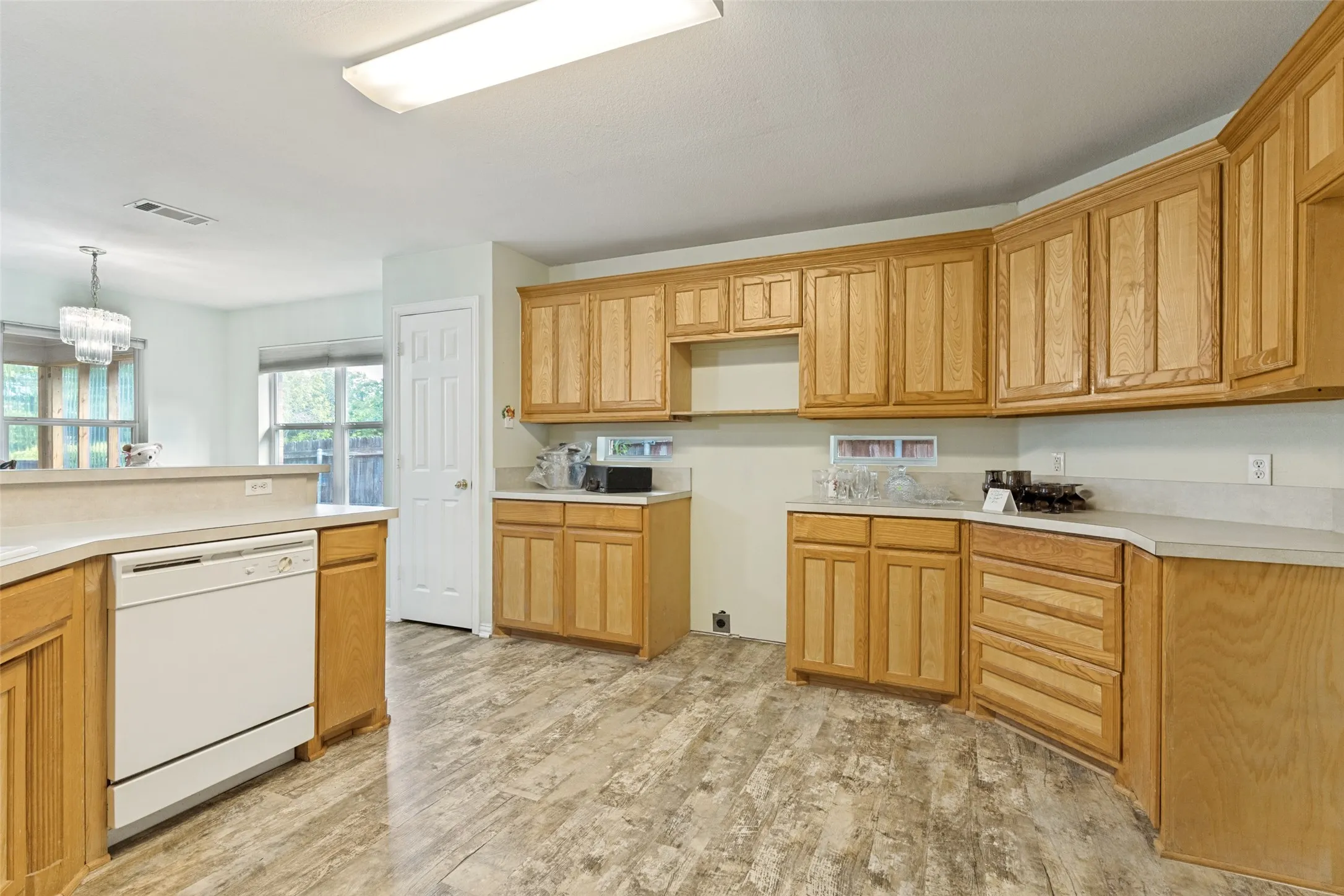 Single Family Residence For Sale in Tarrant County , 7429 Creekfall Drive, Fort Worth, Texas 76137, 3 Bedroom, 2 Bathroom, 2 Garage spaces, 1,440 Sqft, built in 2001, mls#21258705, Real Estate Agent in Fort Worth, Homes For Sale in Tarrant county, Homes For Sale in Fort Worth, Realtor in Fort Worth Texas, Real Estate Brokerage Independent Realty Texas, Luminita Cordes Realtor