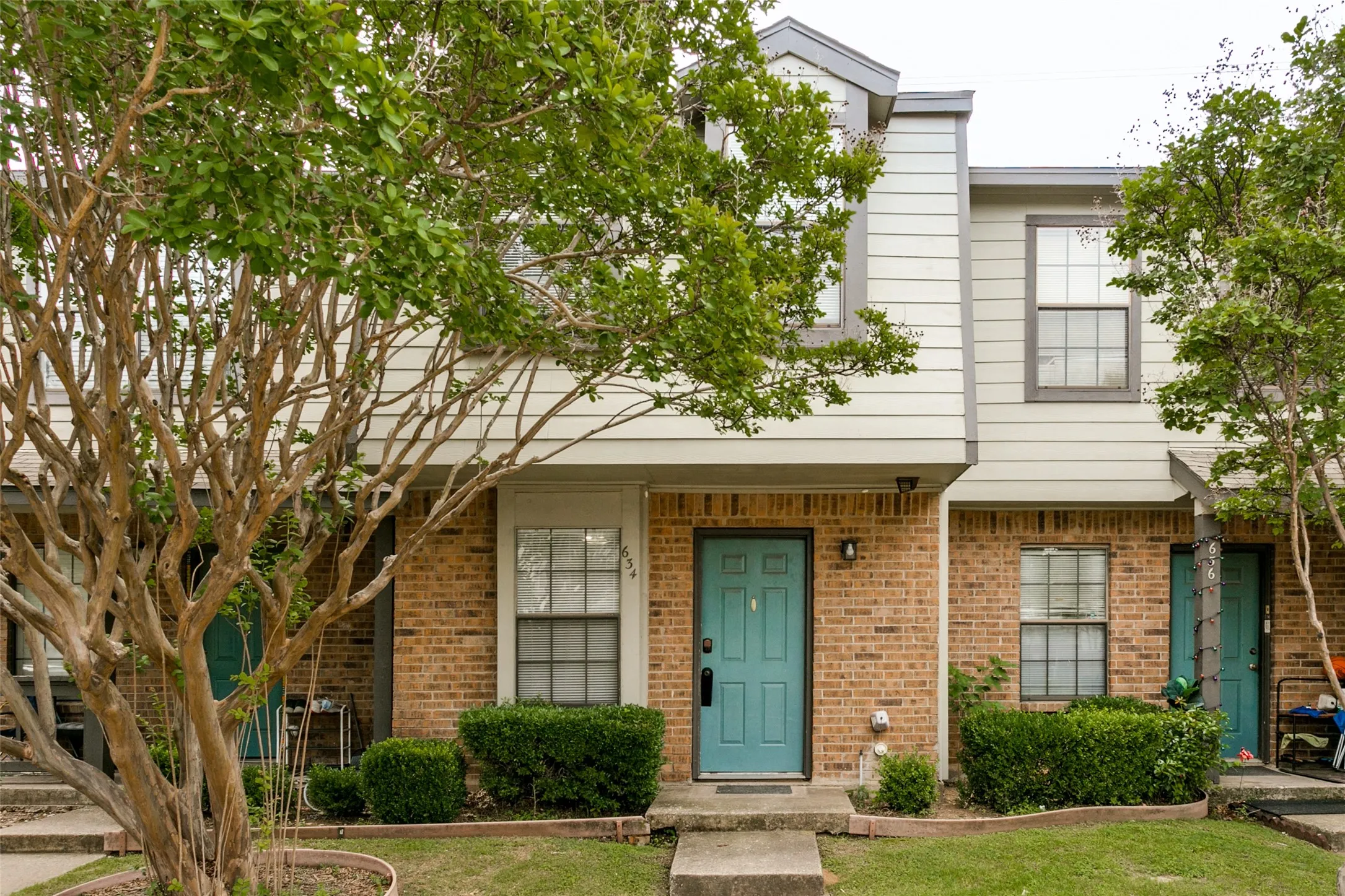 Townhouse For Sale in Denton County , 634 W Collins Street, Denton, Texas 76201, 2 Bedroom, 2 Bathroom, Garage spaces, 930 Sqft, built in 1984, Price $155,000, mls#21201908, Real Estate Agent in Denton, Homes For Sale in Denton county, Homes For Sale in Denton, Realtor in Denton Texas, Real Estate Brokerage Independent Realty Texas, Luminita Cordes Realtor