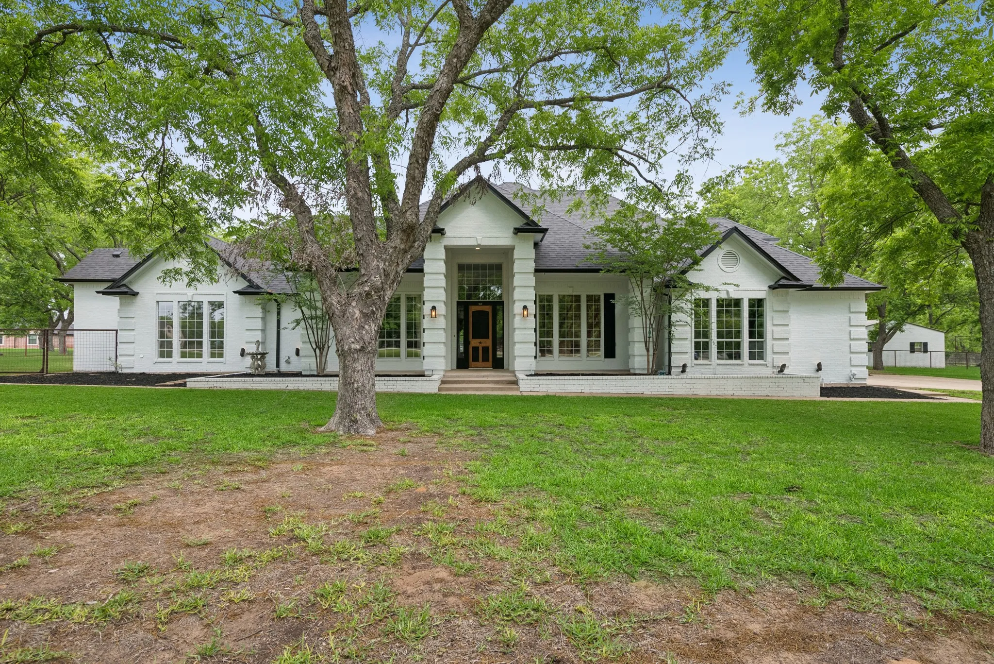 Single Family Residence For Sale in Hood County , 5501 Equestrian Drive, Granbury, Texas 76049, 4 Bedroom, 5 Bathroom, 3 Garage spaces, 7,346 Sqft, built in 2000, mls#21258417, Real Estate Agent in Granbury, Homes For Sale in Hood county, Homes For Sale in Granbury, Realtor in Granbury Texas, Real Estate Brokerage Independent Realty Texas, Luminita Cordes Realtor