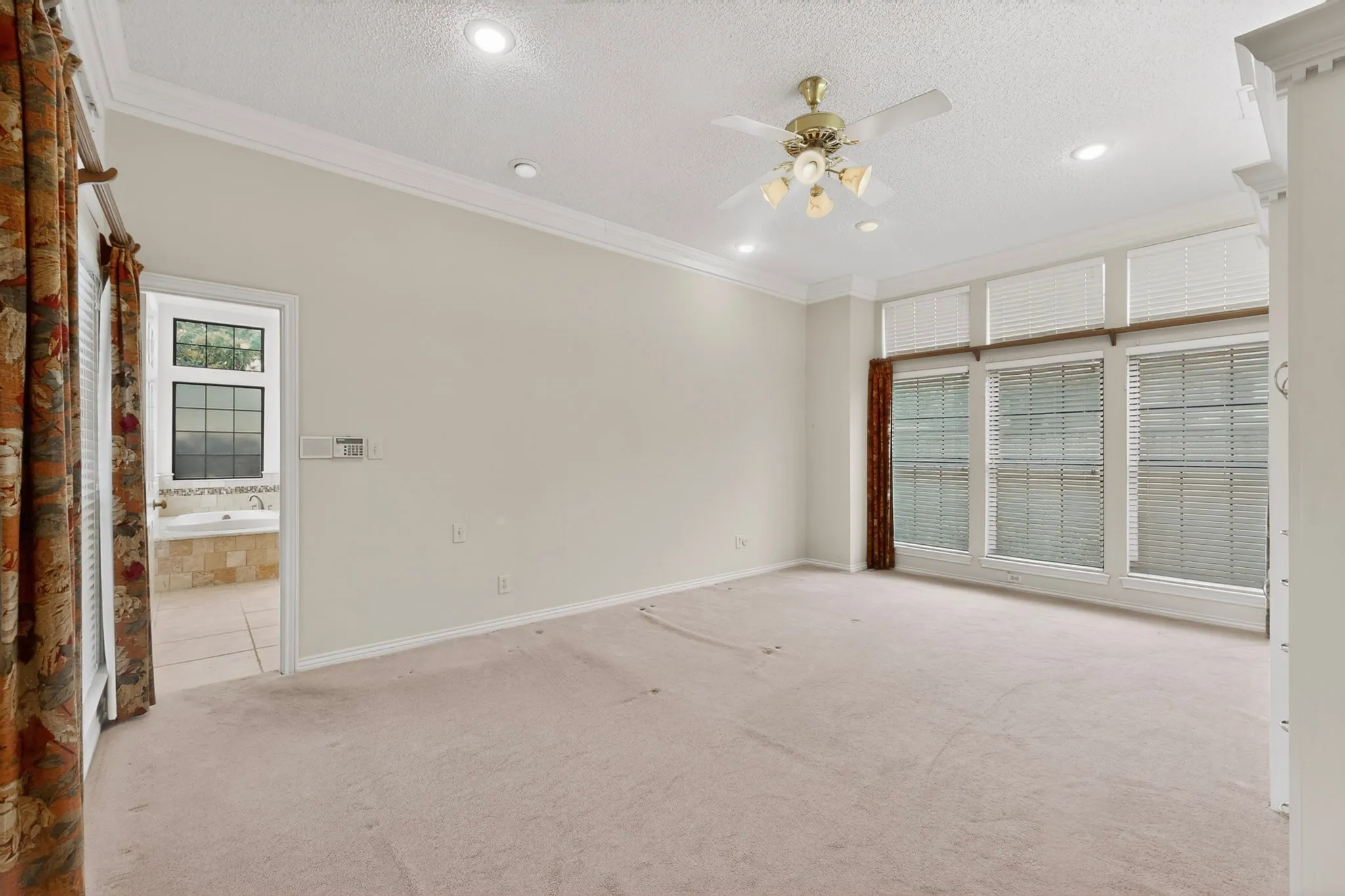 Single Family Residence For Sale in Dallas County , 14015 Highmark Square, Dallas, Texas 75254, 3 Bedroom, 3 Bathroom, 2 Garage spaces, 2,575 Sqft, built in 1980, mls#21266334, Real Estate Agent in Dallas, Homes For Sale in Dallas county, Homes For Sale in Dallas, Realtor in Dallas Texas, Real Estate Brokerage Independent Realty Texas, Luminita Cordes Realtor