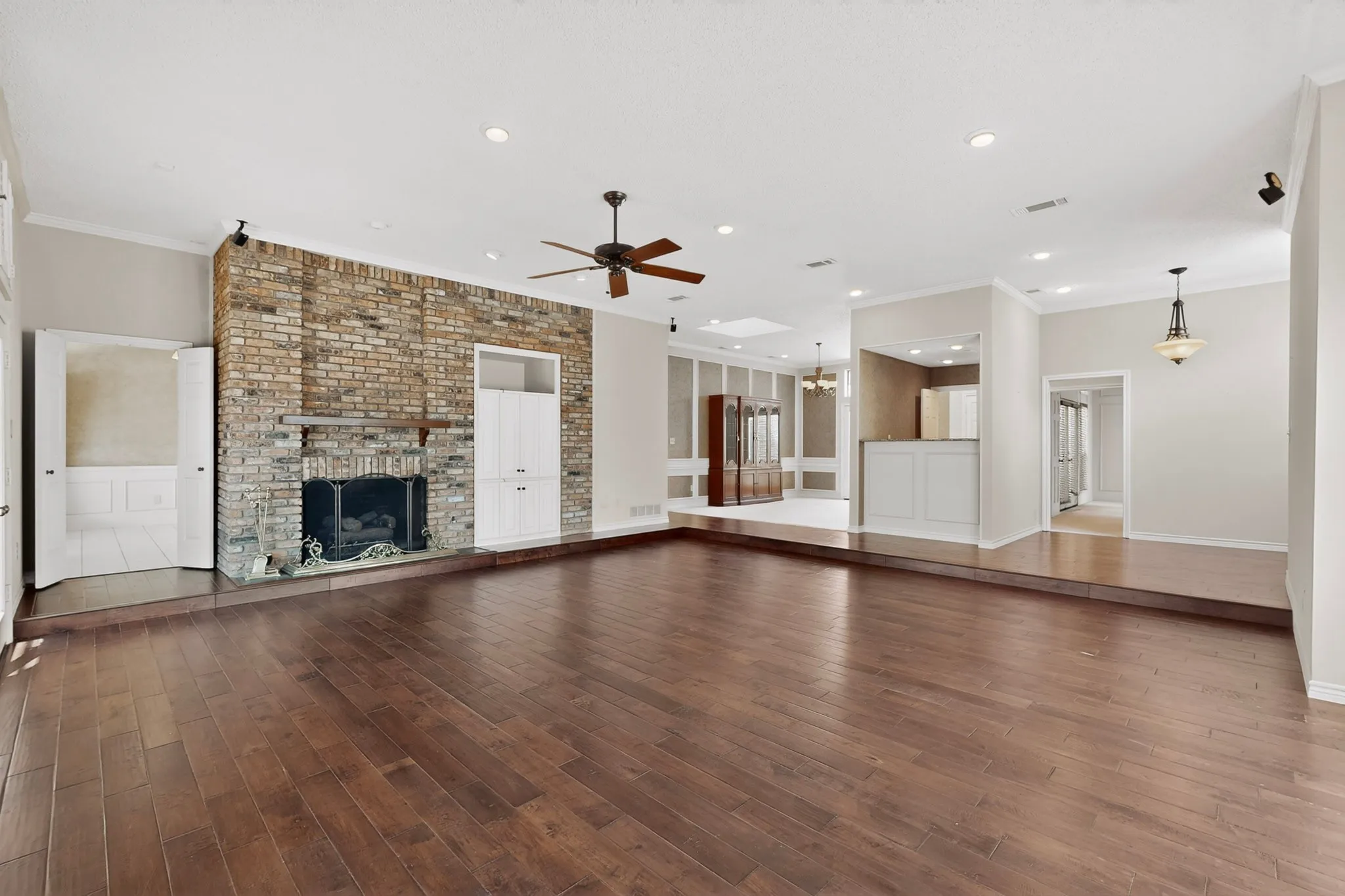 Single Family Residence For Sale in Dallas County , 14015 Highmark Square, Dallas, Texas 75254, 3 Bedroom, 3 Bathroom, 2 Garage spaces, 2,575 Sqft, built in 1980, mls#21266334, Real Estate Agent in Dallas, Homes For Sale in Dallas county, Homes For Sale in Dallas, Realtor in Dallas Texas, Real Estate Brokerage Independent Realty Texas, Luminita Cordes Realtor