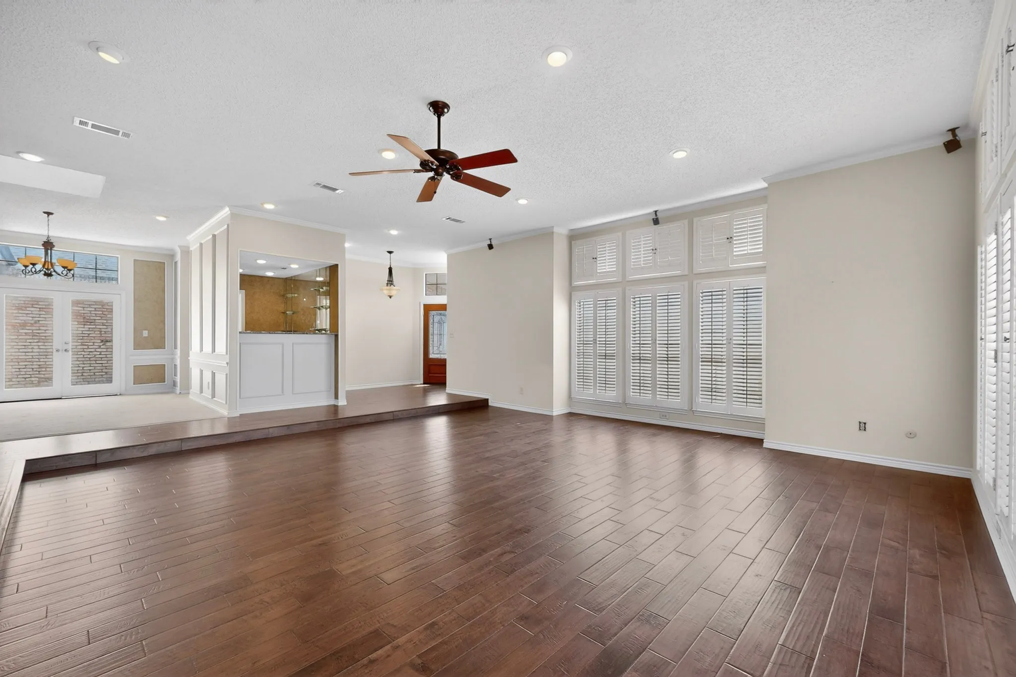 Single Family Residence For Sale in Dallas County , 14015 Highmark Square, Dallas, Texas 75254, 3 Bedroom, 3 Bathroom, 2 Garage spaces, 2,575 Sqft, built in 1980, mls#21266334, Real Estate Agent in Dallas, Homes For Sale in Dallas county, Homes For Sale in Dallas, Realtor in Dallas Texas, Real Estate Brokerage Independent Realty Texas, Luminita Cordes Realtor