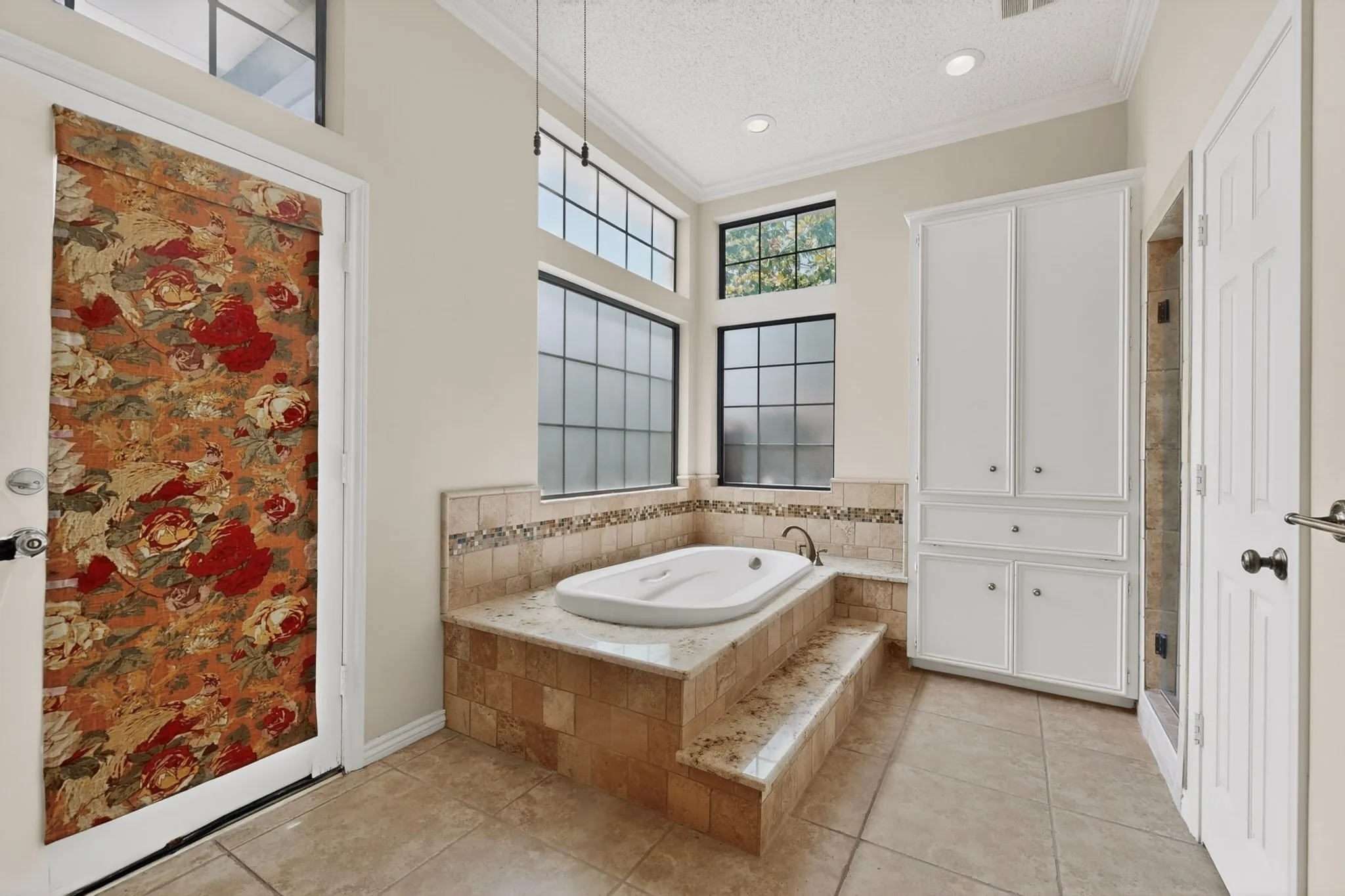 Single Family Residence For Sale in Dallas County , 14015 Highmark Square, Dallas, Texas 75254, 3 Bedroom, 3 Bathroom, 2 Garage spaces, 2,575 Sqft, built in 1980, mls#21266334, Real Estate Agent in Dallas, Homes For Sale in Dallas county, Homes For Sale in Dallas, Realtor in Dallas Texas, Real Estate Brokerage Independent Realty Texas, Luminita Cordes Realtor