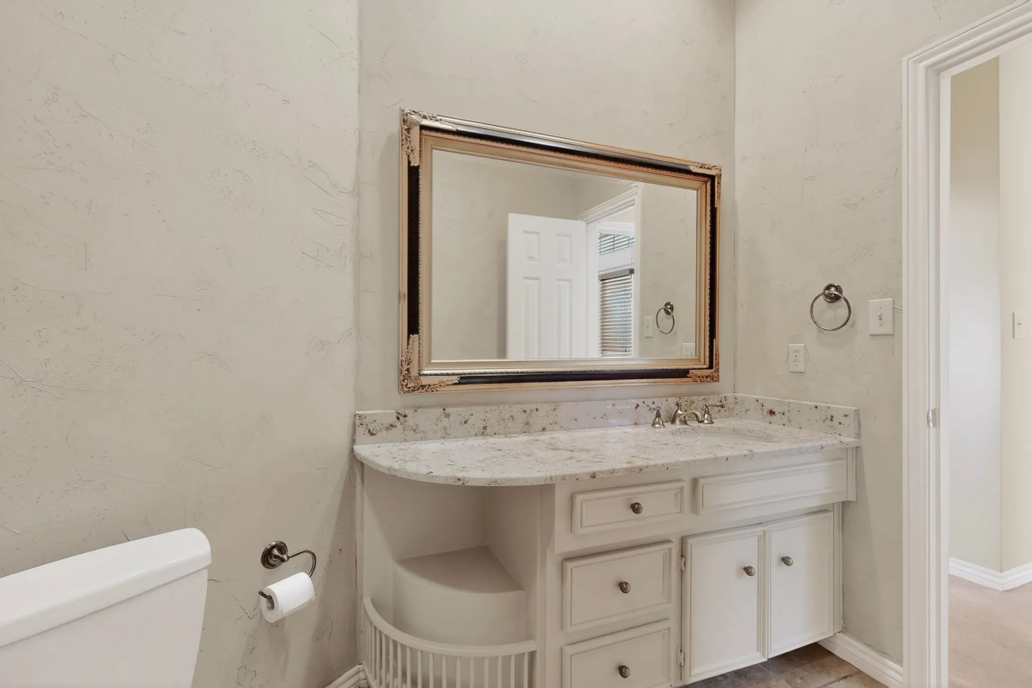 Single Family Residence For Sale in Dallas County , 14015 Highmark Square, Dallas, Texas 75254, 3 Bedroom, 3 Bathroom, 2 Garage spaces, 2,575 Sqft, built in 1980, mls#21266334, Real Estate Agent in Dallas, Homes For Sale in Dallas county, Homes For Sale in Dallas, Realtor in Dallas Texas, Real Estate Brokerage Independent Realty Texas, Luminita Cordes Realtor
