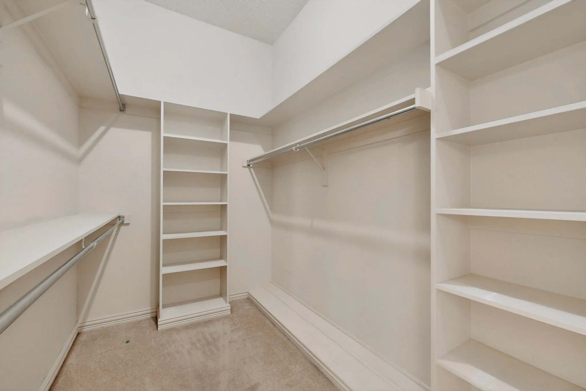 Single Family Residence For Sale in Dallas County , 14015 Highmark Square, Dallas, Texas 75254, 3 Bedroom, 3 Bathroom, 2 Garage spaces, 2,575 Sqft, built in 1980, mls#21266334, Real Estate Agent in Dallas, Homes For Sale in Dallas county, Homes For Sale in Dallas, Realtor in Dallas Texas, Real Estate Brokerage Independent Realty Texas, Luminita Cordes Realtor
