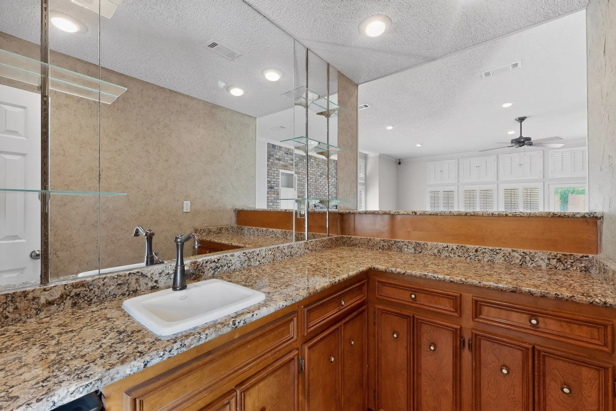 Single Family Residence For Sale in Dallas County , 14015 Highmark Square, Dallas, Texas 75254, 3 Bedroom, 3 Bathroom, 2 Garage spaces, 2,575 Sqft, built in 1980, mls#21266334, Real Estate Agent in Dallas, Homes For Sale in Dallas county, Homes For Sale in Dallas, Realtor in Dallas Texas, Real Estate Brokerage Independent Realty Texas, Luminita Cordes Realtor