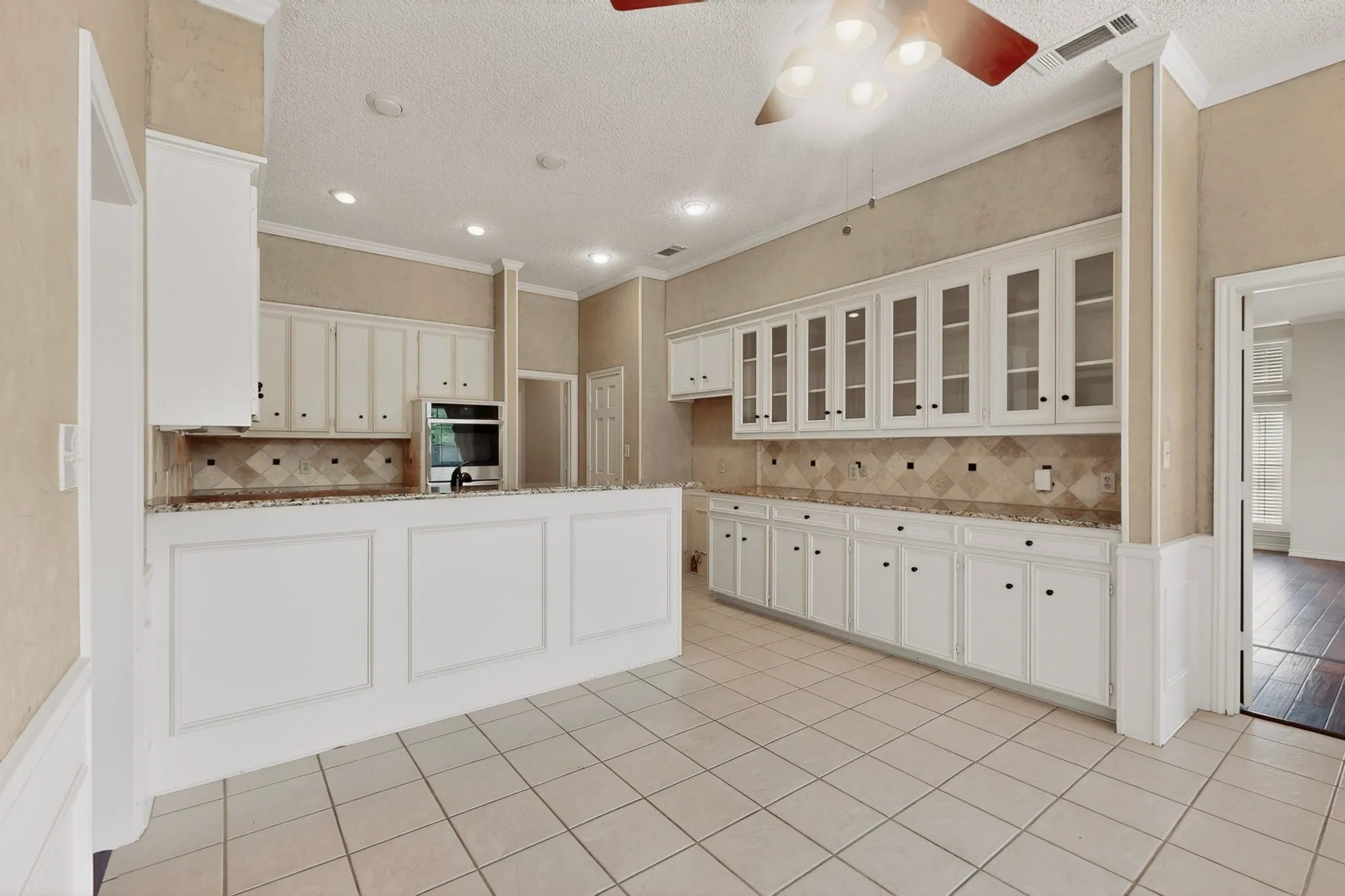 Single Family Residence For Sale in Dallas County , 14015 Highmark Square, Dallas, Texas 75254, 3 Bedroom, 3 Bathroom, 2 Garage spaces, 2,575 Sqft, built in 1980, mls#21266334, Real Estate Agent in Dallas, Homes For Sale in Dallas county, Homes For Sale in Dallas, Realtor in Dallas Texas, Real Estate Brokerage Independent Realty Texas, Luminita Cordes Realtor