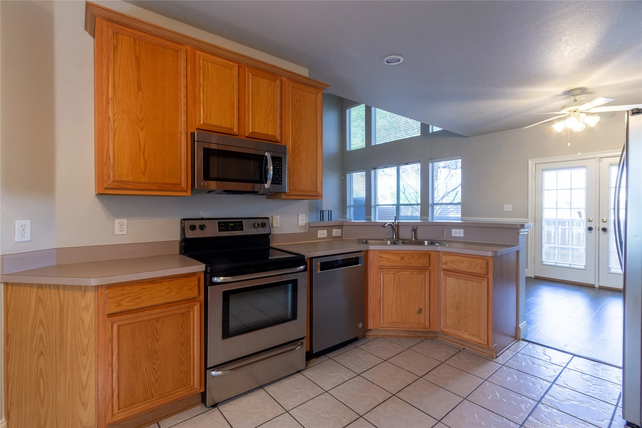 Townhouse For Rent in Collin County , 10008 Dryden Lane, Plano, Texas 75025, 2 Bedroom, 3 Bathroom, 2 Garage spaces, 1,535 Sqft, built in 2000, Price $2,300, mls#21248268, Real Estate Agent in Plano, Homes For Rent in Collin county, Homes For Rent in Plano, Realtor in Plano Texas, Real Estate Brokerage Independent Realty Texas, Luminita Cordes Realtor