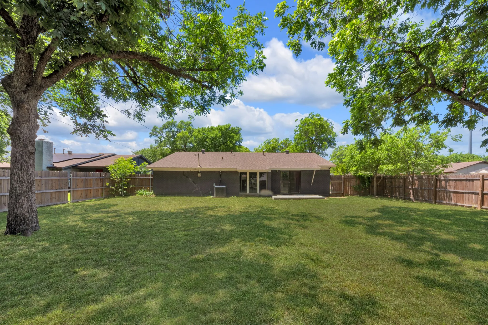 Single Family Residence For Sale in Tarrant County , 821 Lovers Lane, Grapevine, Texas 76051, 3 Bedroom, 2 Bathroom, 2 Garage spaces, 1,291 Sqft, built in 1967, mls#21267376, Real Estate Agent in Grapevine, Homes For Sale in Tarrant county, Homes For Sale in Grapevine, Realtor in Grapevine Texas, Real Estate Brokerage Independent Realty Texas, Luminita Cordes Realtor
