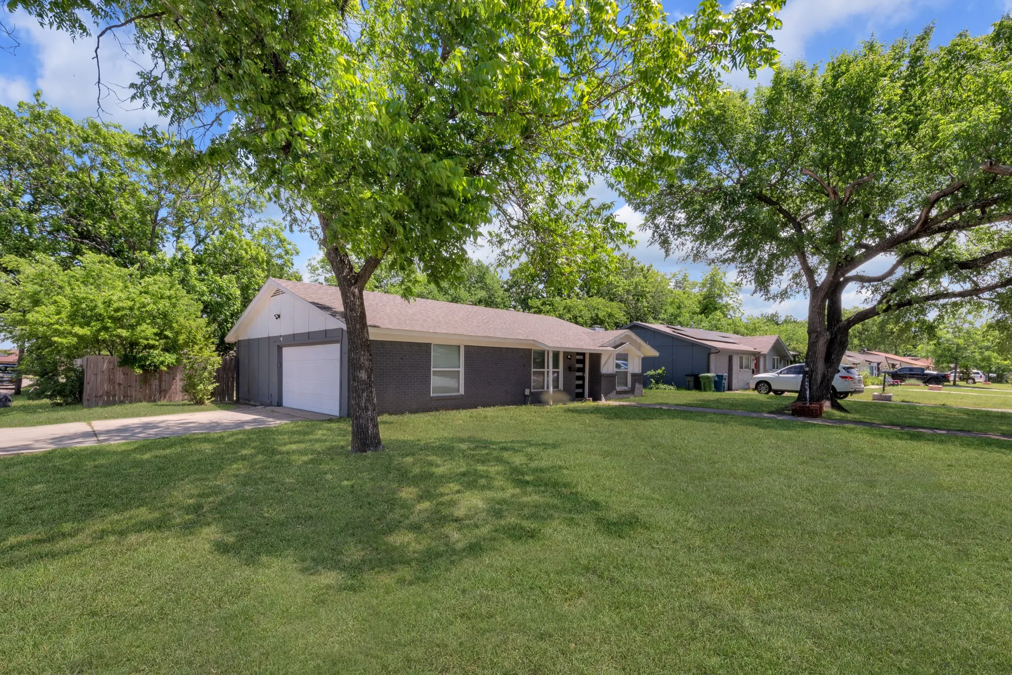 Single Family Residence For Sale in Tarrant County , 821 Lovers Lane, Grapevine, Texas 76051, 3 Bedroom, 2 Bathroom, 2 Garage spaces, 1,291 Sqft, built in 1967, mls#21267376, Real Estate Agent in Grapevine, Homes For Sale in Tarrant county, Homes For Sale in Grapevine, Realtor in Grapevine Texas, Real Estate Brokerage Independent Realty Texas, Luminita Cordes Realtor