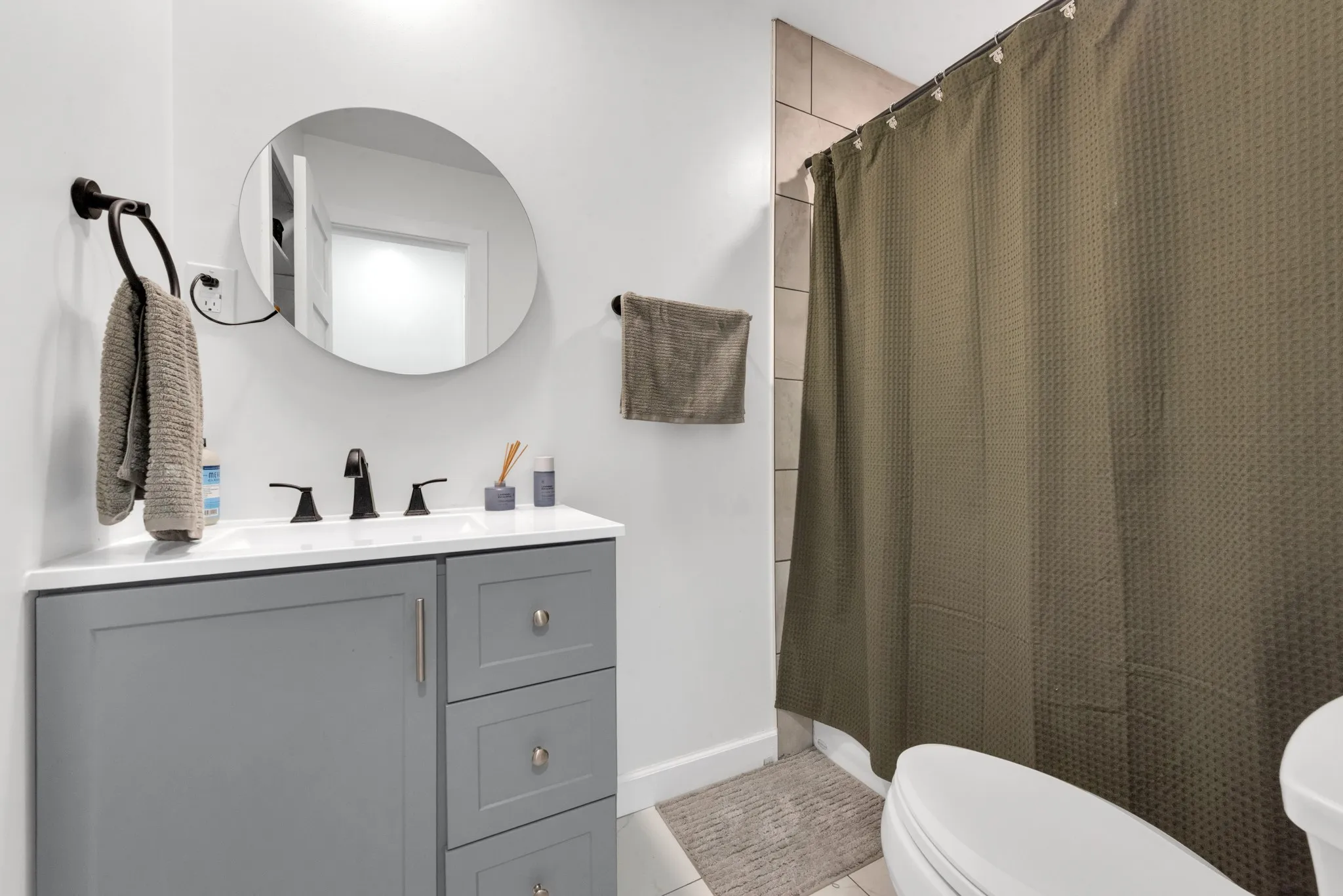 Single Family Residence For Sale in Tarrant County , 821 Lovers Lane, Grapevine, Texas 76051, 3 Bedroom, 2 Bathroom, 2 Garage spaces, 1,291 Sqft, built in 1967, mls#21267376, Real Estate Agent in Grapevine, Homes For Sale in Tarrant county, Homes For Sale in Grapevine, Realtor in Grapevine Texas, Real Estate Brokerage Independent Realty Texas, Luminita Cordes Realtor