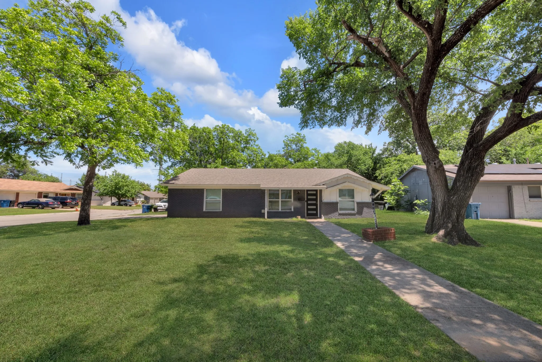 Single Family Residence For Sale in Tarrant County , 821 Lovers Lane, Grapevine, Texas 76051, 3 Bedroom, 2 Bathroom, 2 Garage spaces, 1,291 Sqft, built in 1967, mls#21267376, Real Estate Agent in Grapevine, Homes For Sale in Tarrant county, Homes For Sale in Grapevine, Realtor in Grapevine Texas, Real Estate Brokerage Independent Realty Texas, Luminita Cordes Realtor