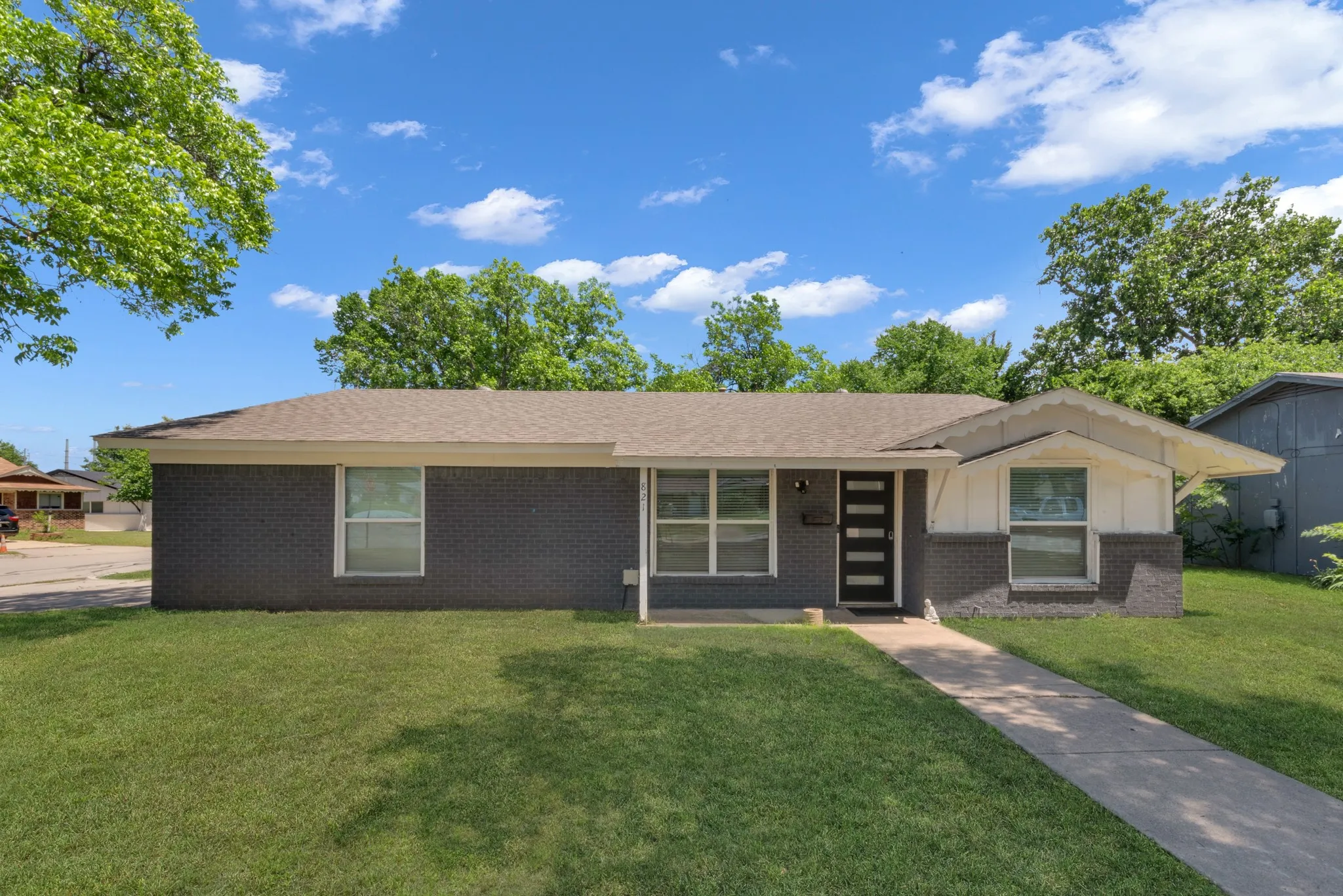Single Family Residence For Sale in Tarrant County , 821 Lovers Lane, Grapevine, Texas 76051, 3 Bedroom, 2 Bathroom, 2 Garage spaces, 1,291 Sqft, built in 1967, mls#21267376, Real Estate Agent in Grapevine, Homes For Sale in Tarrant county, Homes For Sale in Grapevine, Realtor in Grapevine Texas, Real Estate Brokerage Independent Realty Texas, Luminita Cordes Realtor