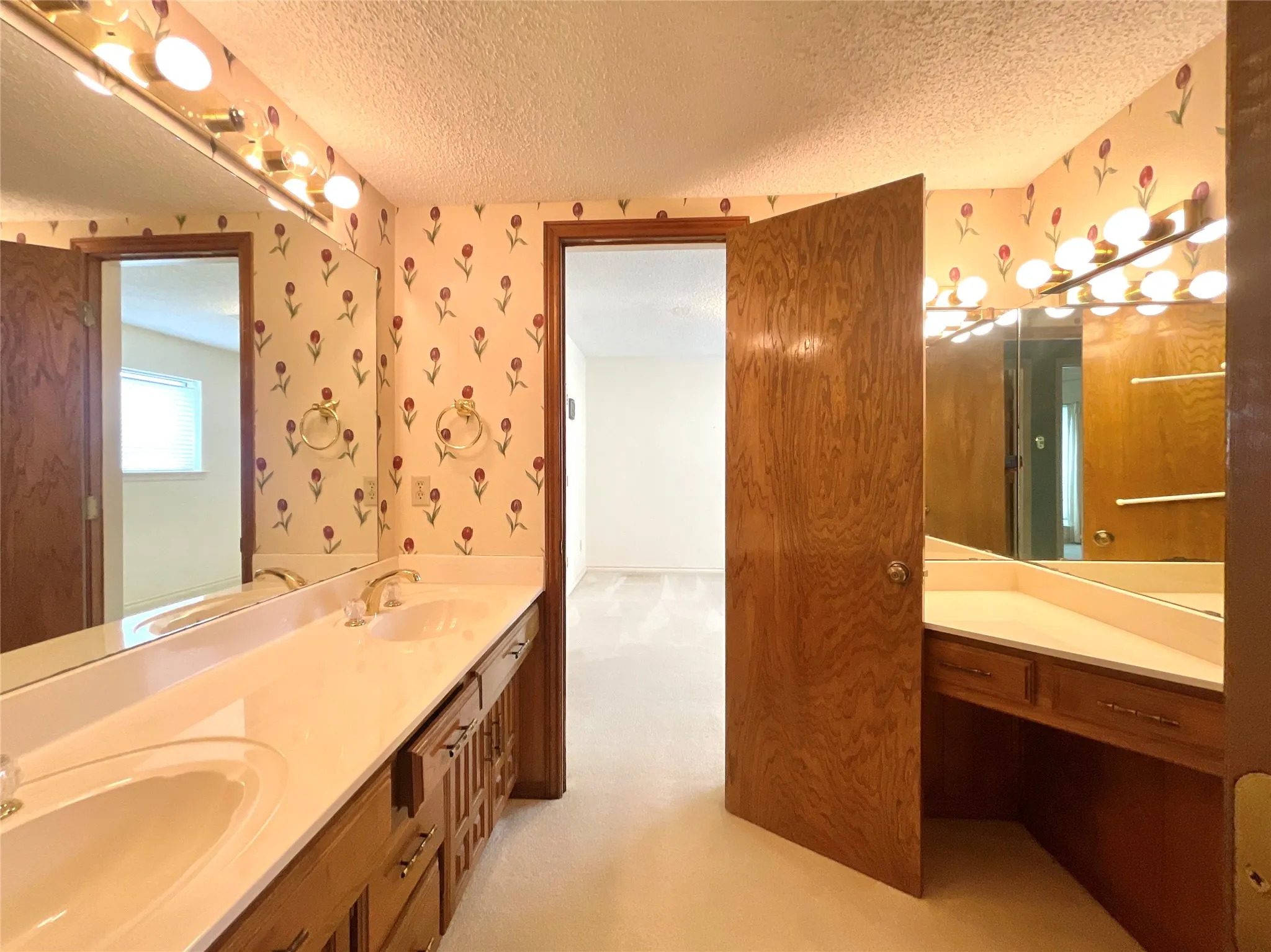 Single Family Residence For Sale in Dallas County , 9931 Chimney Hill Lane, Dallas, Texas 75243, 4 Bedroom, 3 Bathroom, 2 Garage spaces, 2,610 Sqft, built in 1979, mls#21265550, Real Estate Agent in Dallas, Homes For Sale in Dallas county, Homes For Sale in Dallas, Realtor in Dallas Texas, Real Estate Brokerage Independent Realty Texas, Luminita Cordes Realtor