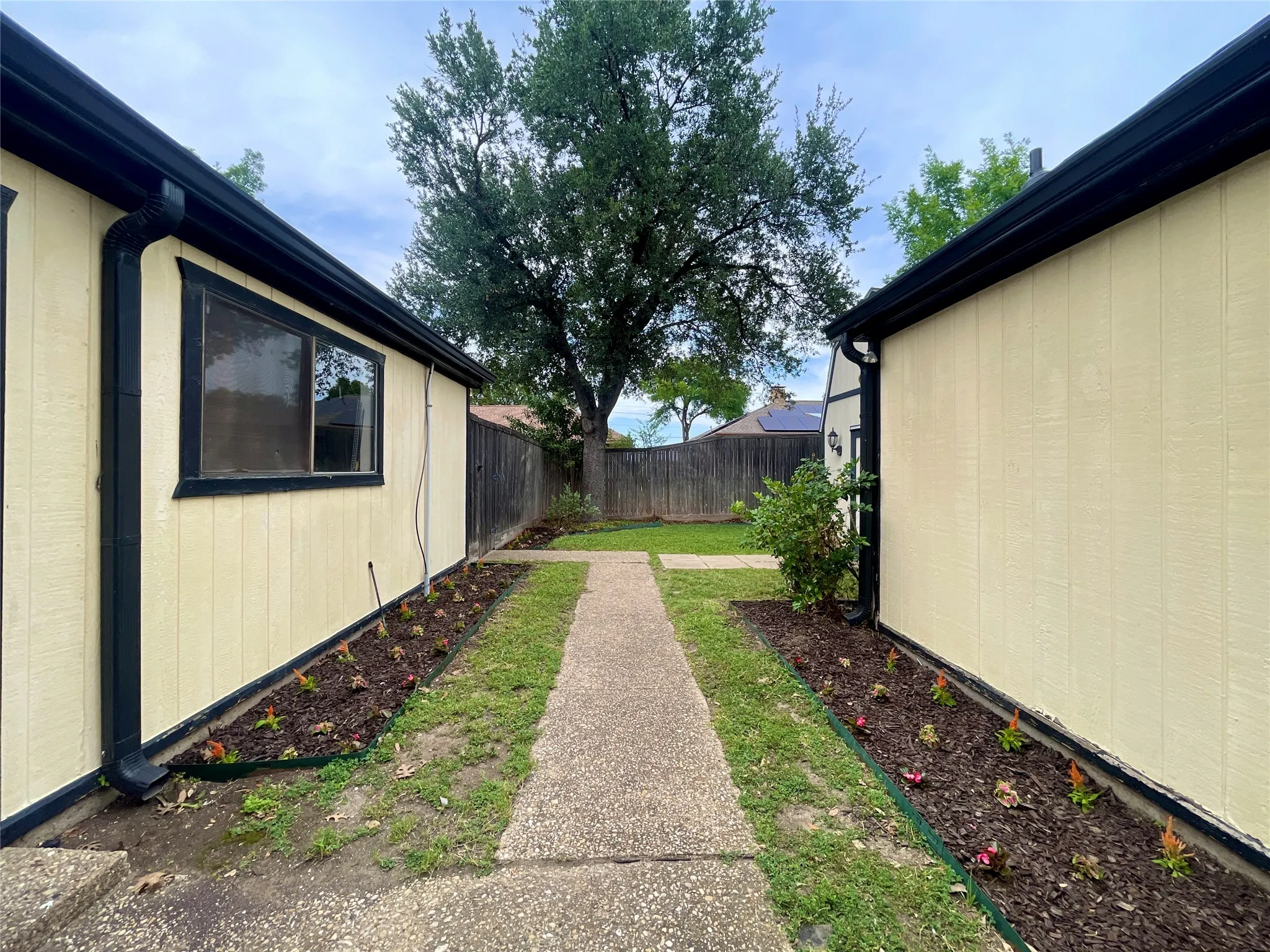 Single Family Residence For Sale in Dallas County , 9931 Chimney Hill Lane, Dallas, Texas 75243, 4 Bedroom, 3 Bathroom, 2 Garage spaces, 2,610 Sqft, built in 1979, mls#21265550, Real Estate Agent in Dallas, Homes For Sale in Dallas county, Homes For Sale in Dallas, Realtor in Dallas Texas, Real Estate Brokerage Independent Realty Texas, Luminita Cordes Realtor