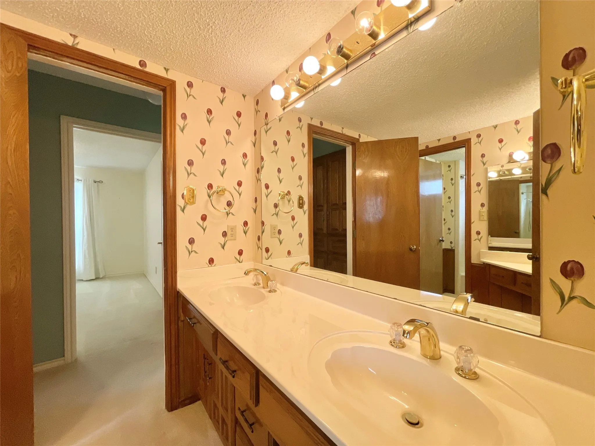 Single Family Residence For Sale in Dallas County , 9931 Chimney Hill Lane, Dallas, Texas 75243, 4 Bedroom, 3 Bathroom, 2 Garage spaces, 2,610 Sqft, built in 1979, mls#21265550, Real Estate Agent in Dallas, Homes For Sale in Dallas county, Homes For Sale in Dallas, Realtor in Dallas Texas, Real Estate Brokerage Independent Realty Texas, Luminita Cordes Realtor