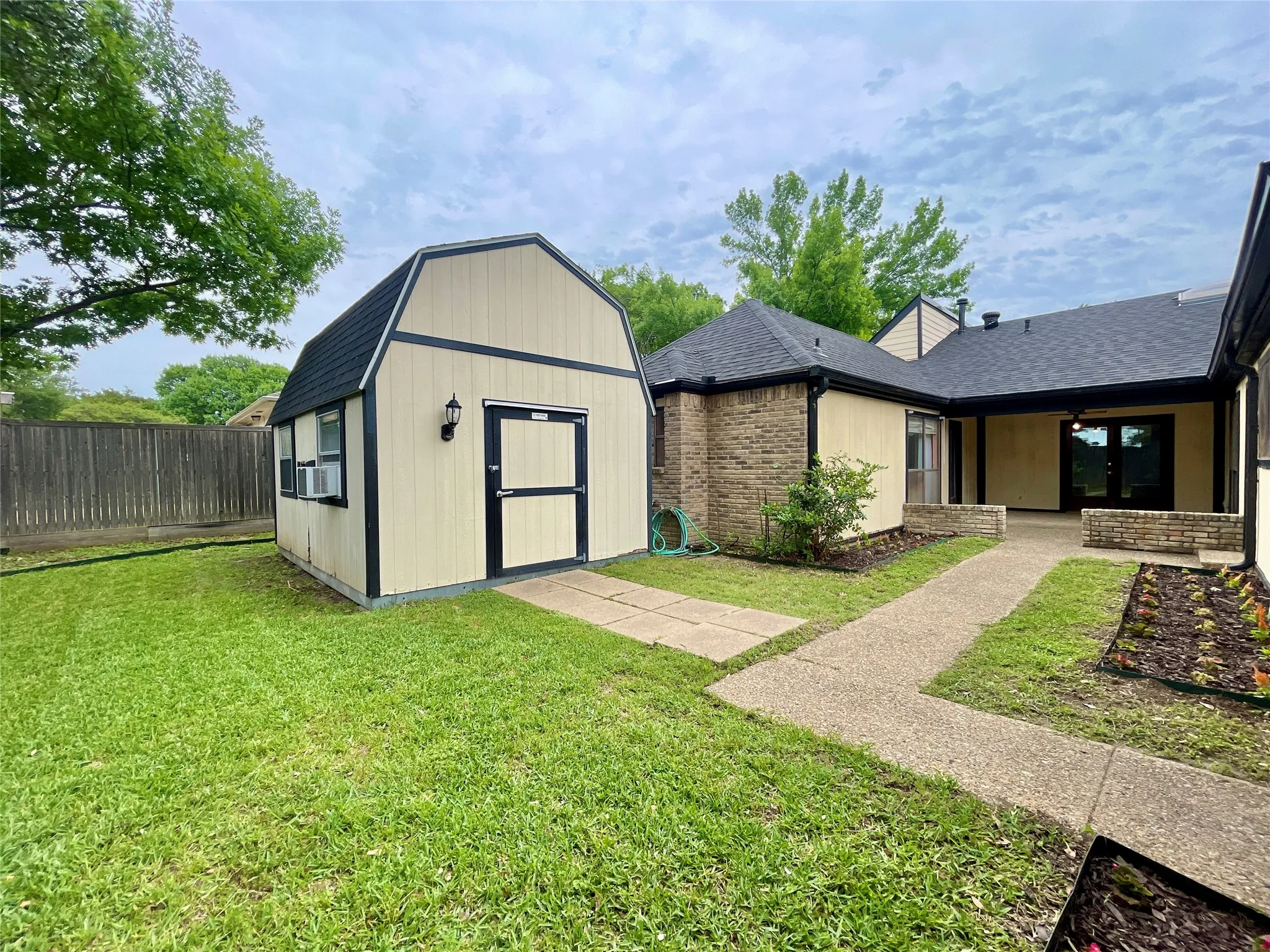Single Family Residence For Sale in Dallas County , 9931 Chimney Hill Lane, Dallas, Texas 75243, 4 Bedroom, 3 Bathroom, 2 Garage spaces, 2,610 Sqft, built in 1979, mls#21265550, Real Estate Agent in Dallas, Homes For Sale in Dallas county, Homes For Sale in Dallas, Realtor in Dallas Texas, Real Estate Brokerage Independent Realty Texas, Luminita Cordes Realtor