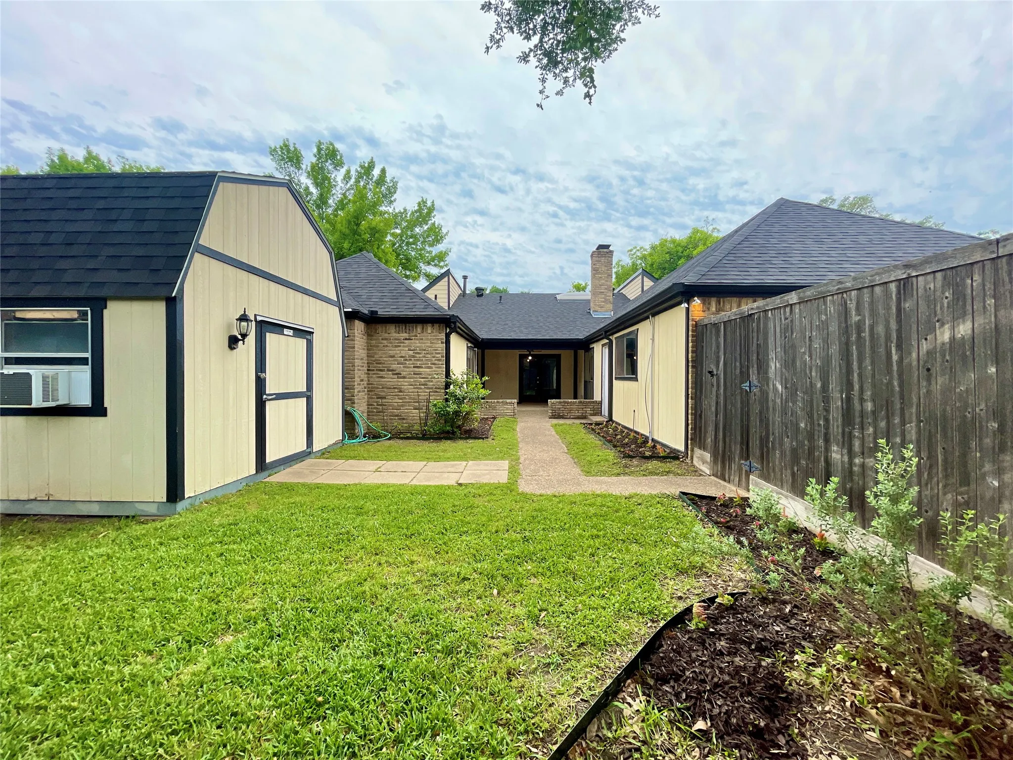 Single Family Residence For Sale in Dallas County , 9931 Chimney Hill Lane, Dallas, Texas 75243, 4 Bedroom, 3 Bathroom, 2 Garage spaces, 2,610 Sqft, built in 1979, mls#21265550, Real Estate Agent in Dallas, Homes For Sale in Dallas county, Homes For Sale in Dallas, Realtor in Dallas Texas, Real Estate Brokerage Independent Realty Texas, Luminita Cordes Realtor