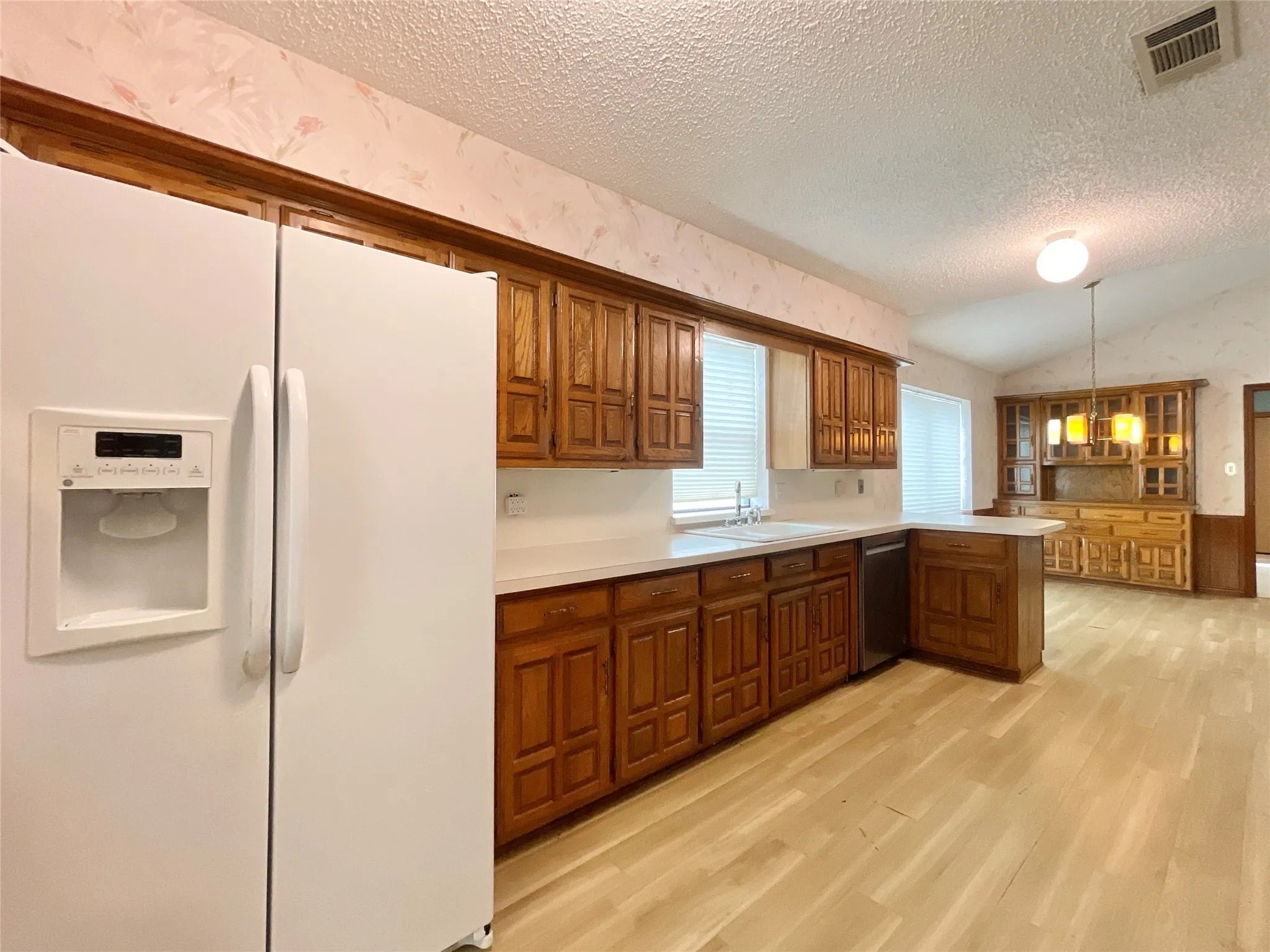 Single Family Residence For Sale in Dallas County , 9931 Chimney Hill Lane, Dallas, Texas 75243, 4 Bedroom, 3 Bathroom, 2 Garage spaces, 2,610 Sqft, built in 1979, mls#21265550, Real Estate Agent in Dallas, Homes For Sale in Dallas county, Homes For Sale in Dallas, Realtor in Dallas Texas, Real Estate Brokerage Independent Realty Texas, Luminita Cordes Realtor