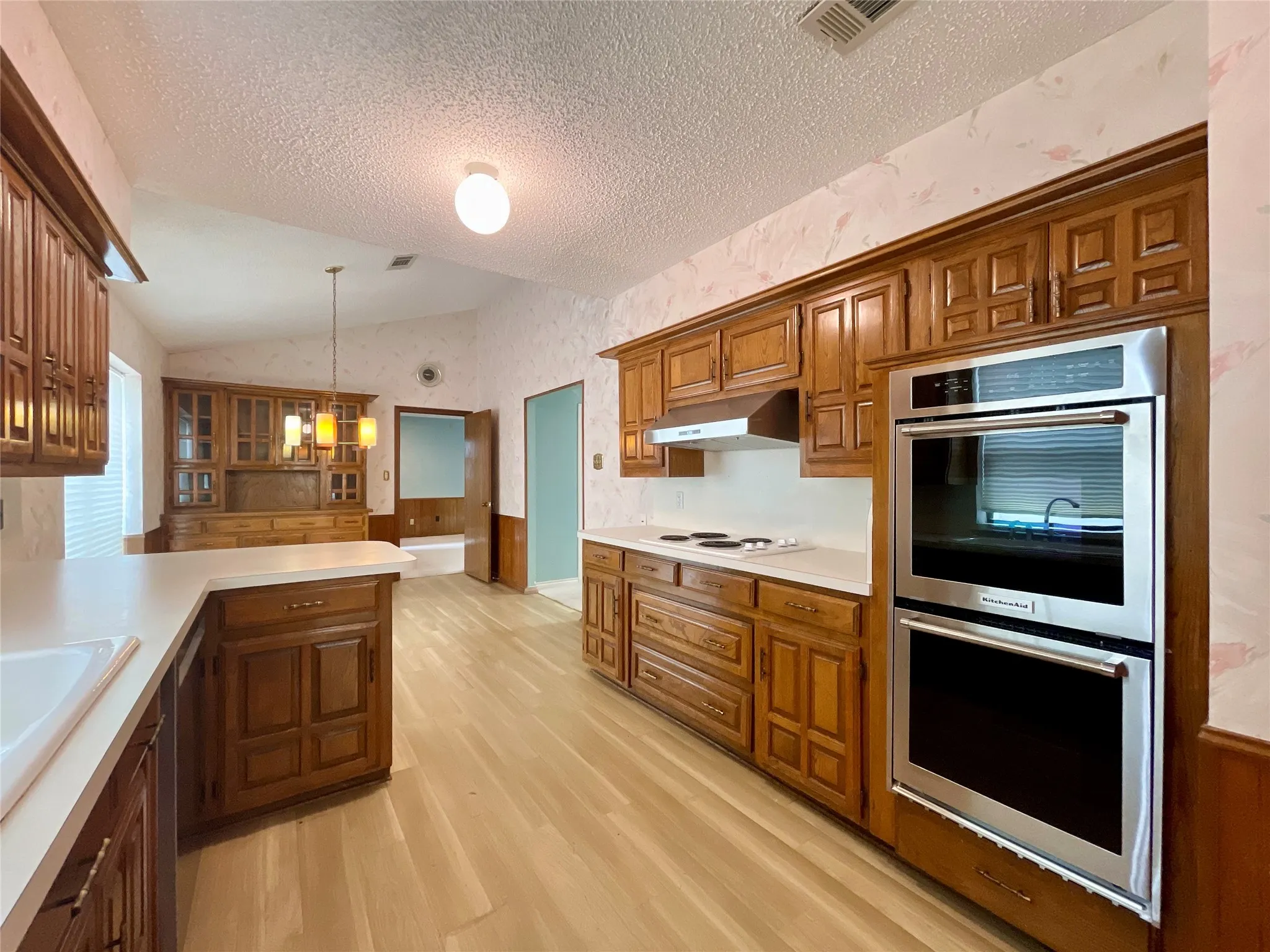 Single Family Residence For Sale in Dallas County , 9931 Chimney Hill Lane, Dallas, Texas 75243, 4 Bedroom, 3 Bathroom, 2 Garage spaces, 2,610 Sqft, built in 1979, mls#21265550, Real Estate Agent in Dallas, Homes For Sale in Dallas county, Homes For Sale in Dallas, Realtor in Dallas Texas, Real Estate Brokerage Independent Realty Texas, Luminita Cordes Realtor
