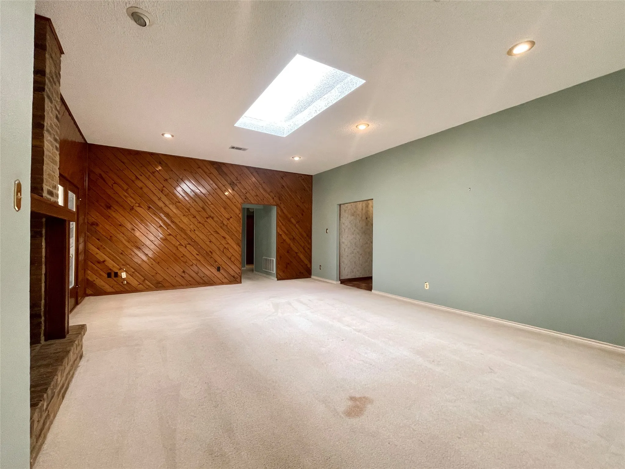 Single Family Residence For Sale in Dallas County , 9931 Chimney Hill Lane, Dallas, Texas 75243, 4 Bedroom, 3 Bathroom, 2 Garage spaces, 2,610 Sqft, built in 1979, mls#21265550, Real Estate Agent in Dallas, Homes For Sale in Dallas county, Homes For Sale in Dallas, Realtor in Dallas Texas, Real Estate Brokerage Independent Realty Texas, Luminita Cordes Realtor