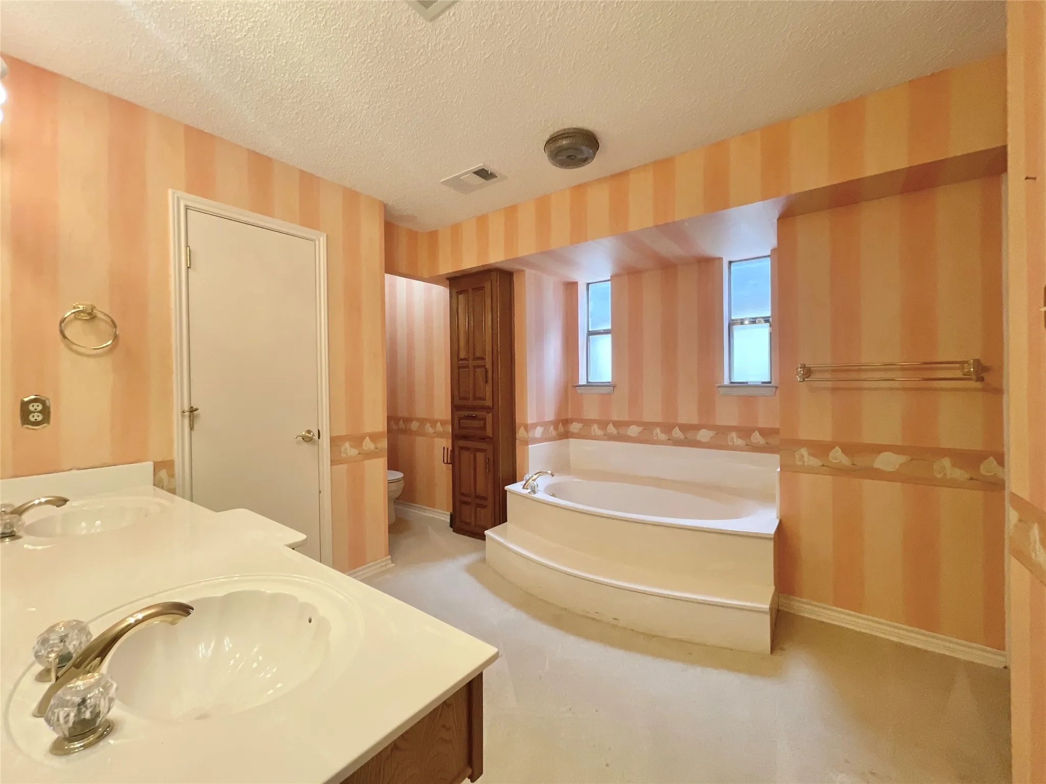 Single Family Residence For Sale in Dallas County , 9931 Chimney Hill Lane, Dallas, Texas 75243, 4 Bedroom, 3 Bathroom, 2 Garage spaces, 2,610 Sqft, built in 1979, mls#21265550, Real Estate Agent in Dallas, Homes For Sale in Dallas county, Homes For Sale in Dallas, Realtor in Dallas Texas, Real Estate Brokerage Independent Realty Texas, Luminita Cordes Realtor