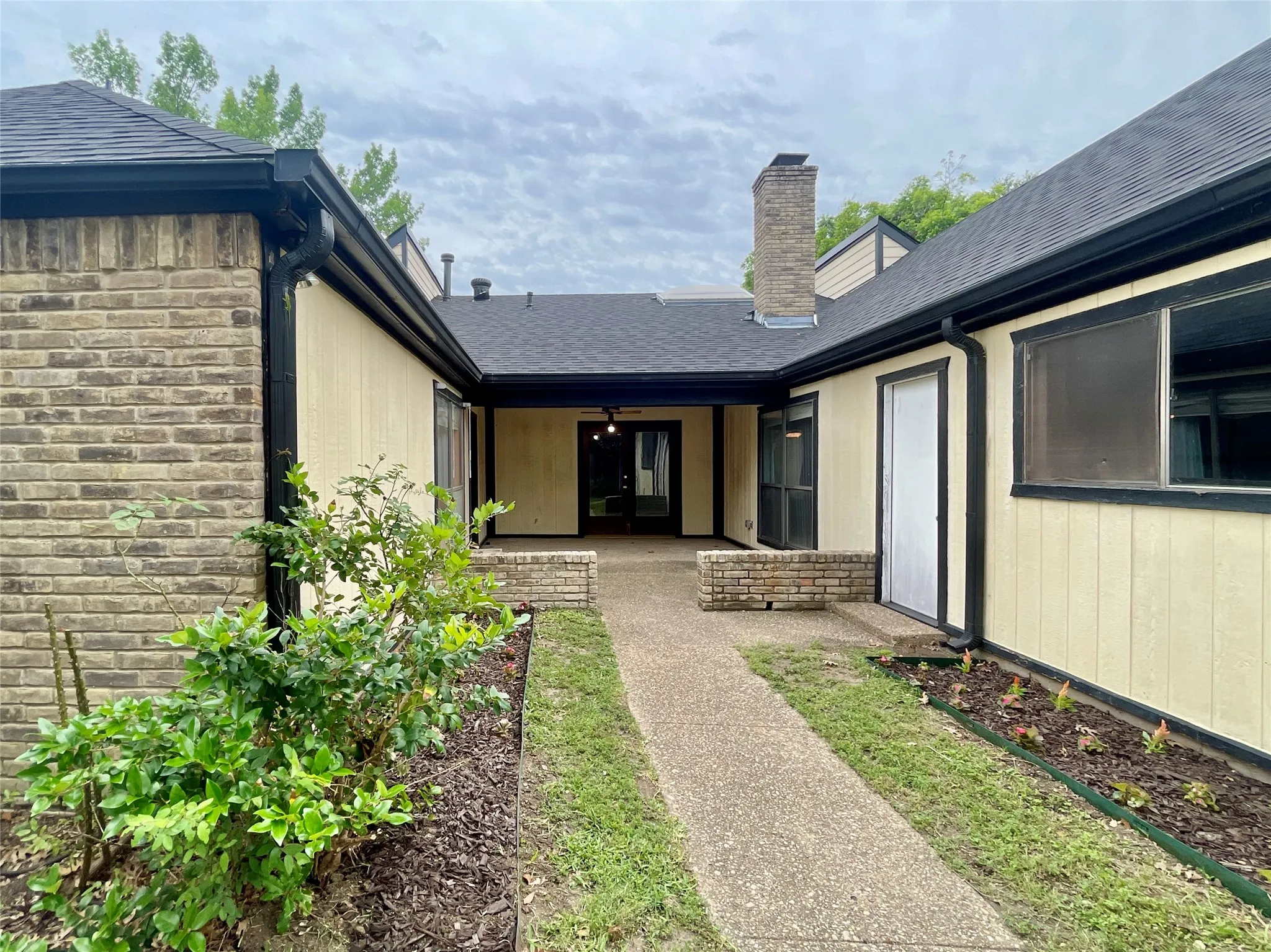 Single Family Residence For Sale in Dallas County , 9931 Chimney Hill Lane, Dallas, Texas 75243, 4 Bedroom, 3 Bathroom, 2 Garage spaces, 2,610 Sqft, built in 1979, mls#21265550, Real Estate Agent in Dallas, Homes For Sale in Dallas county, Homes For Sale in Dallas, Realtor in Dallas Texas, Real Estate Brokerage Independent Realty Texas, Luminita Cordes Realtor