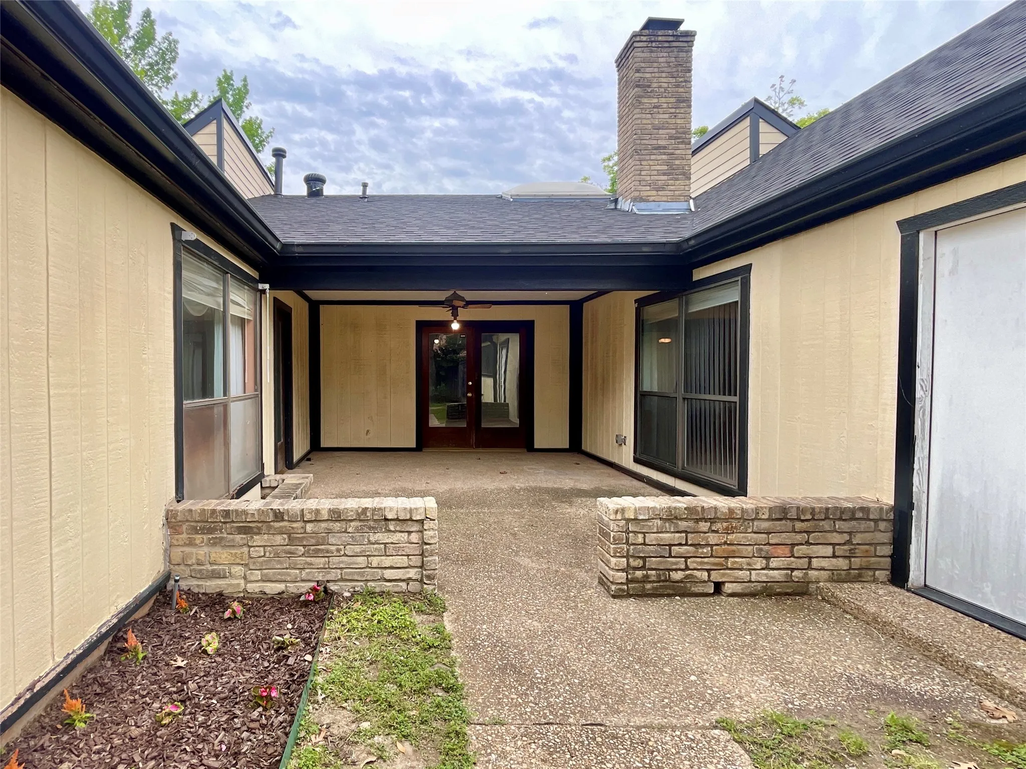 Single Family Residence For Sale in Dallas County , 9931 Chimney Hill Lane, Dallas, Texas 75243, 4 Bedroom, 3 Bathroom, 2 Garage spaces, 2,610 Sqft, built in 1979, mls#21265550, Real Estate Agent in Dallas, Homes For Sale in Dallas county, Homes For Sale in Dallas, Realtor in Dallas Texas, Real Estate Brokerage Independent Realty Texas, Luminita Cordes Realtor