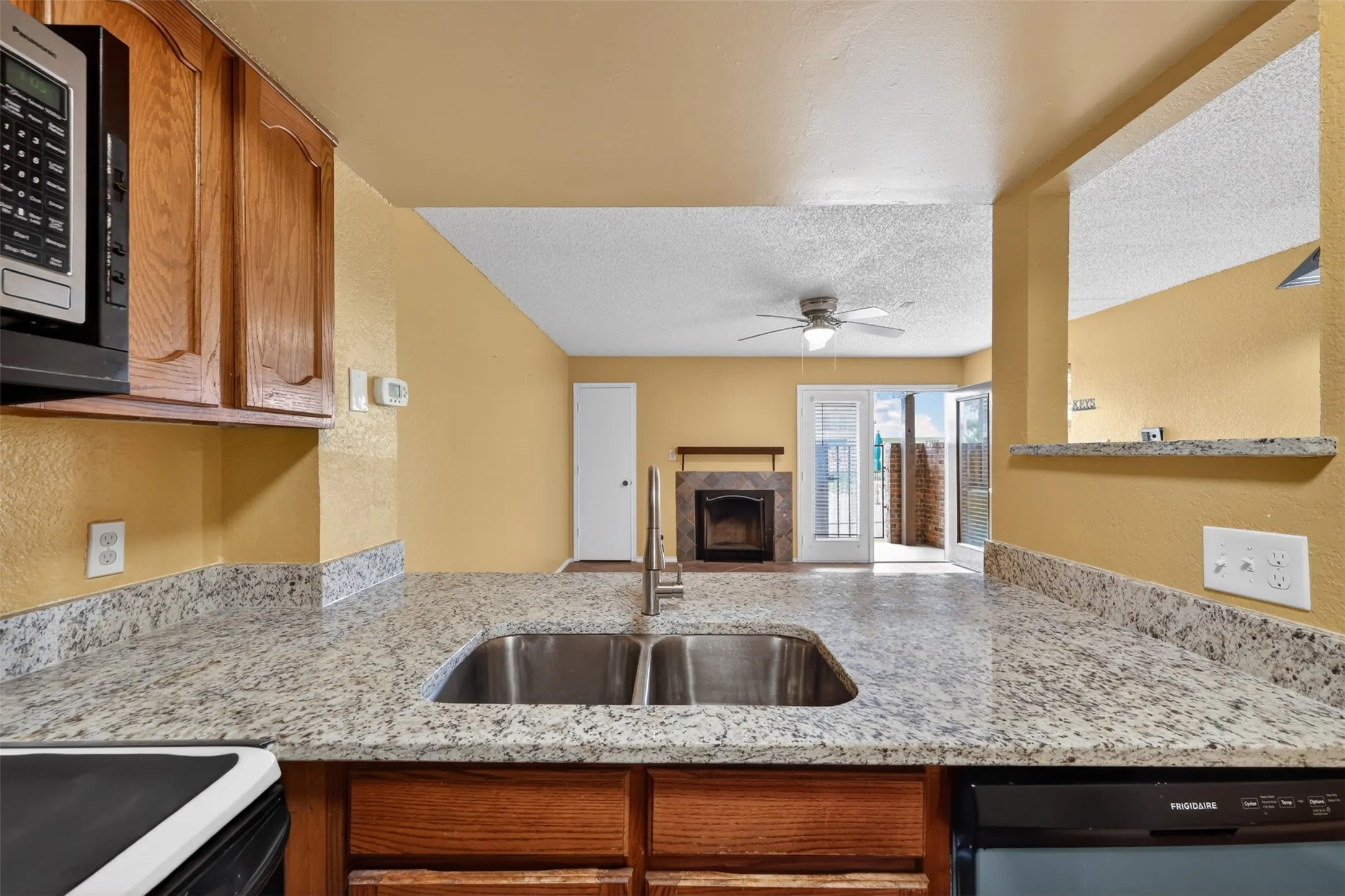Condominium For Sale in Tarrant County , 3109 Sondra Drive 107, Fort Worth, Texas 76107, 1 Bedroom, 1 Bathroom, Garage spaces, 688 Sqft, built in 1982, mls#21261893, Real Estate Agent in Fort Worth, Homes For Sale in Tarrant county, Homes For Sale in Fort Worth, Realtor in Fort Worth Texas, Real Estate Brokerage Independent Realty Texas, Luminita Cordes Realtor