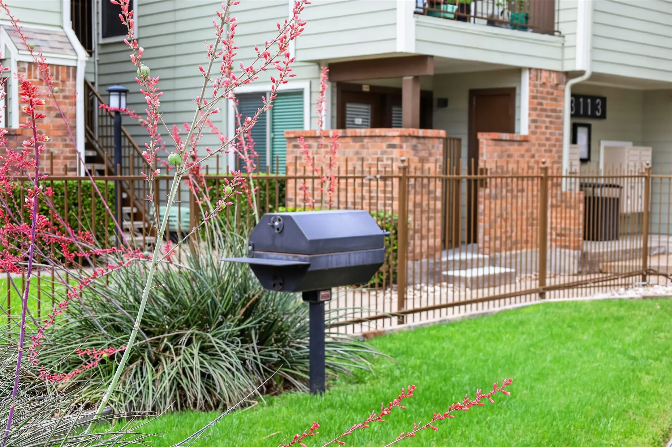 Condominium For Sale in Tarrant County , 3109 Sondra Drive 107, Fort Worth, Texas 76107, 1 Bedroom, 1 Bathroom, Garage spaces, 688 Sqft, built in 1982, mls#21261893, Real Estate Agent in Fort Worth, Homes For Sale in Tarrant county, Homes For Sale in Fort Worth, Realtor in Fort Worth Texas, Real Estate Brokerage Independent Realty Texas, Luminita Cordes Realtor