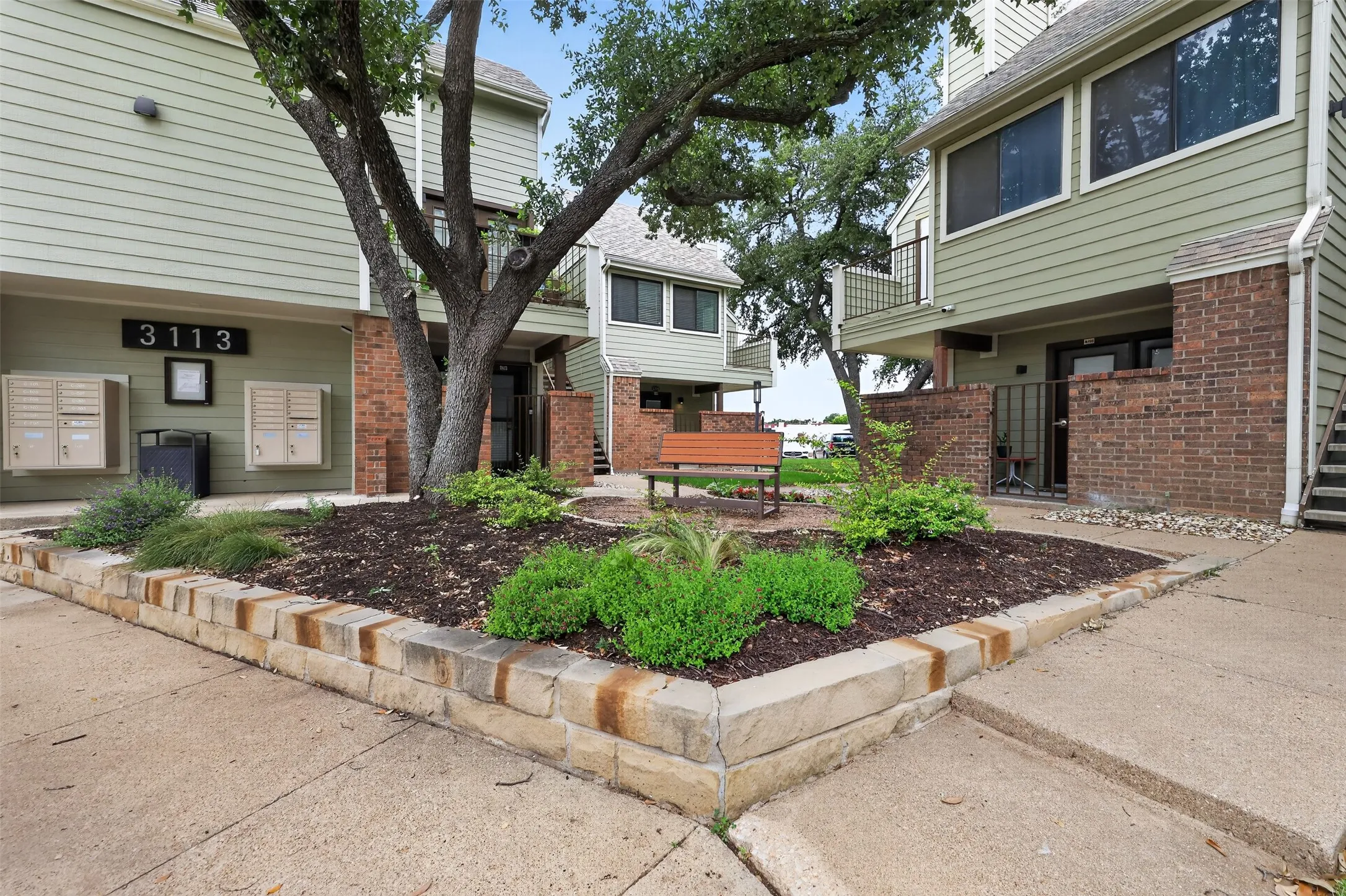 Condominium For Sale in Tarrant County , 3109 Sondra Drive 107, Fort Worth, Texas 76107, 1 Bedroom, 1 Bathroom, Garage spaces, 688 Sqft, built in 1982, mls#21261893, Real Estate Agent in Fort Worth, Homes For Sale in Tarrant county, Homes For Sale in Fort Worth, Realtor in Fort Worth Texas, Real Estate Brokerage Independent Realty Texas, Luminita Cordes Realtor
