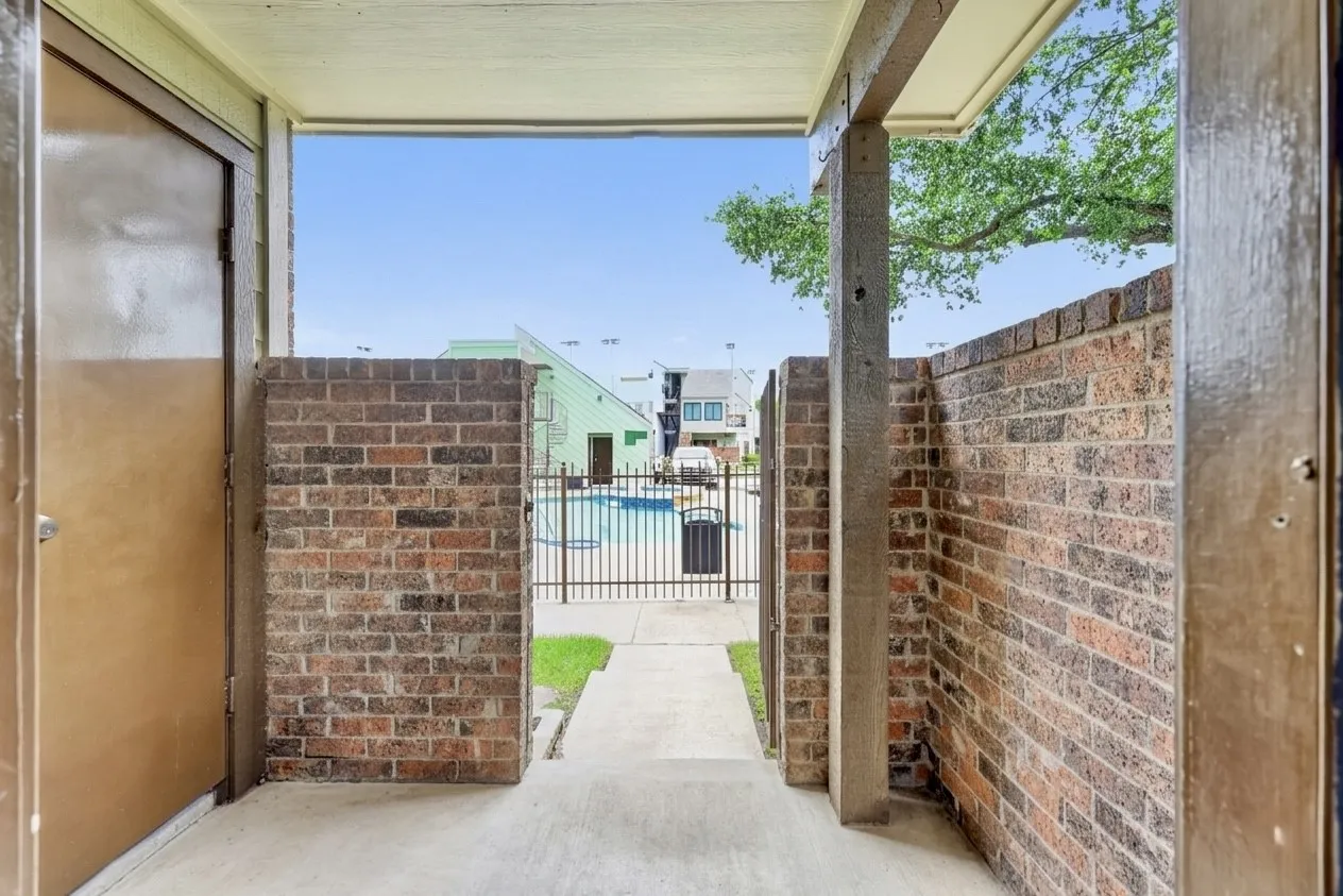 Condominium For Sale in Tarrant County , 3109 Sondra Drive 107, Fort Worth, Texas 76107, 1 Bedroom, 1 Bathroom, Garage spaces, 688 Sqft, built in 1982, mls#21261893, Real Estate Agent in Fort Worth, Homes For Sale in Tarrant county, Homes For Sale in Fort Worth, Realtor in Fort Worth Texas, Real Estate Brokerage Independent Realty Texas, Luminita Cordes Realtor