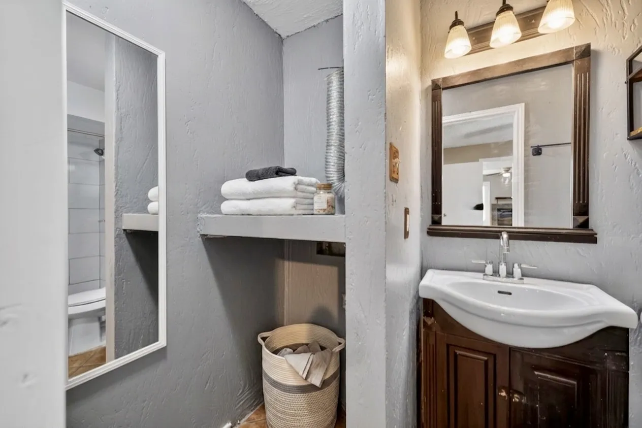 Condominium For Sale in Tarrant County , 3109 Sondra Drive 107, Fort Worth, Texas 76107, 1 Bedroom, 1 Bathroom, Garage spaces, 688 Sqft, built in 1982, mls#21261893, Real Estate Agent in Fort Worth, Homes For Sale in Tarrant county, Homes For Sale in Fort Worth, Realtor in Fort Worth Texas, Real Estate Brokerage Independent Realty Texas, Luminita Cordes Realtor