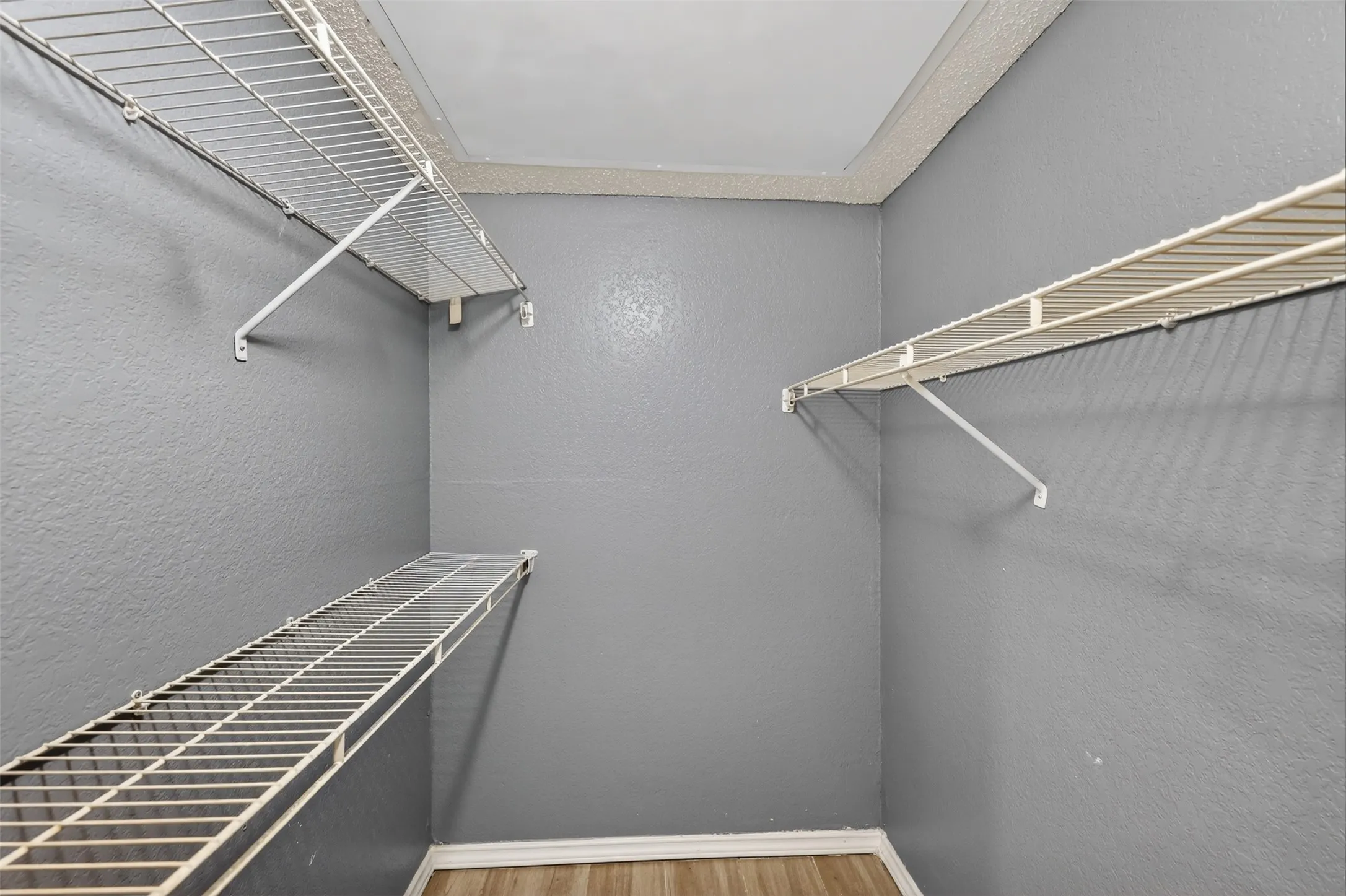 Condominium For Sale in Tarrant County , 3109 Sondra Drive 107, Fort Worth, Texas 76107, 1 Bedroom, 1 Bathroom, Garage spaces, 688 Sqft, built in 1982, mls#21261893, Real Estate Agent in Fort Worth, Homes For Sale in Tarrant county, Homes For Sale in Fort Worth, Realtor in Fort Worth Texas, Real Estate Brokerage Independent Realty Texas, Luminita Cordes Realtor