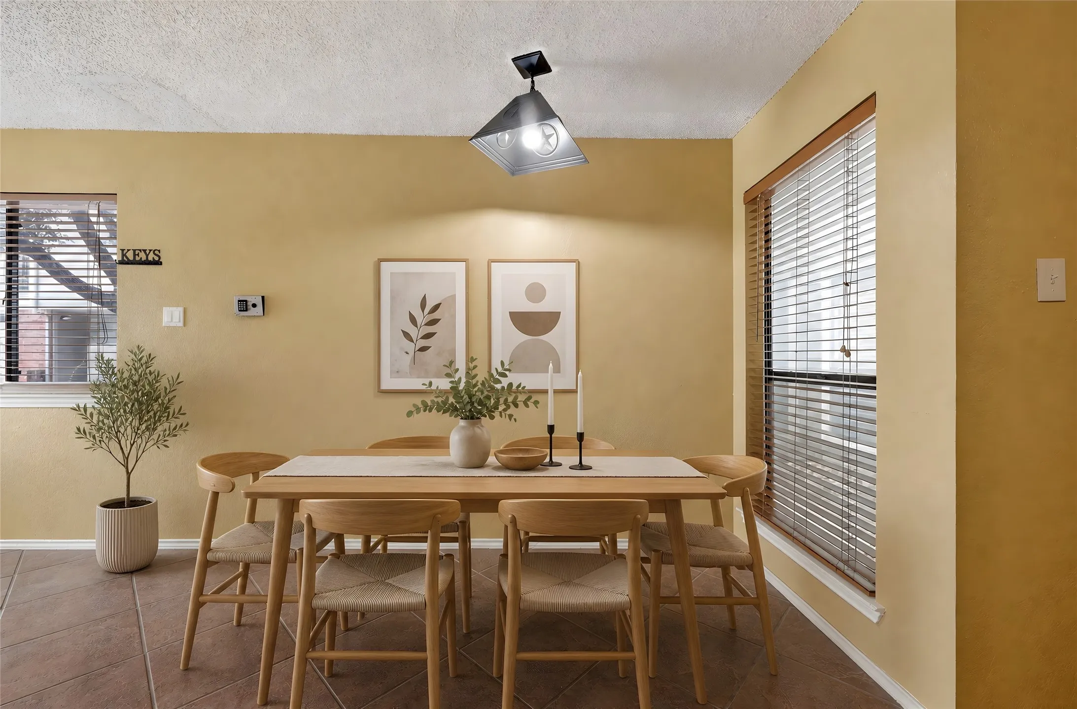 Condominium For Sale in Tarrant County , 3109 Sondra Drive 107, Fort Worth, Texas 76107, 1 Bedroom, 1 Bathroom, Garage spaces, 688 Sqft, built in 1982, mls#21261893, Real Estate Agent in Fort Worth, Homes For Sale in Tarrant county, Homes For Sale in Fort Worth, Realtor in Fort Worth Texas, Real Estate Brokerage Independent Realty Texas, Luminita Cordes Realtor
