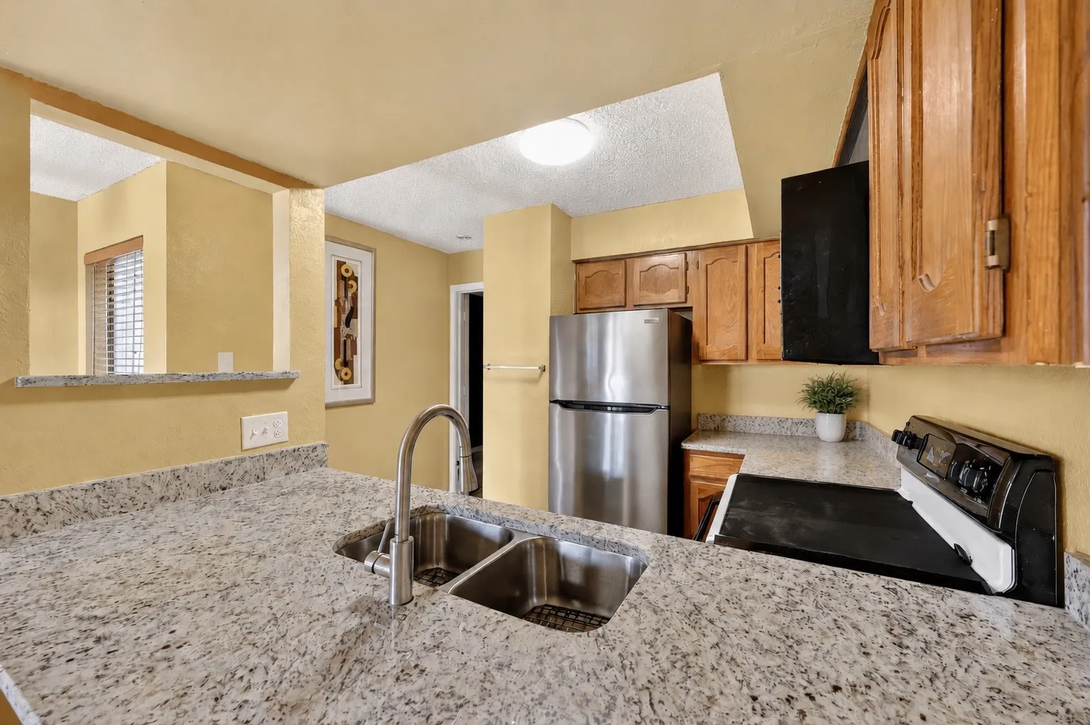 Condominium For Sale in Tarrant County , 3109 Sondra Drive 107, Fort Worth, Texas 76107, 1 Bedroom, 1 Bathroom, Garage spaces, 688 Sqft, built in 1982, mls#21261893, Real Estate Agent in Fort Worth, Homes For Sale in Tarrant county, Homes For Sale in Fort Worth, Realtor in Fort Worth Texas, Real Estate Brokerage Independent Realty Texas, Luminita Cordes Realtor
