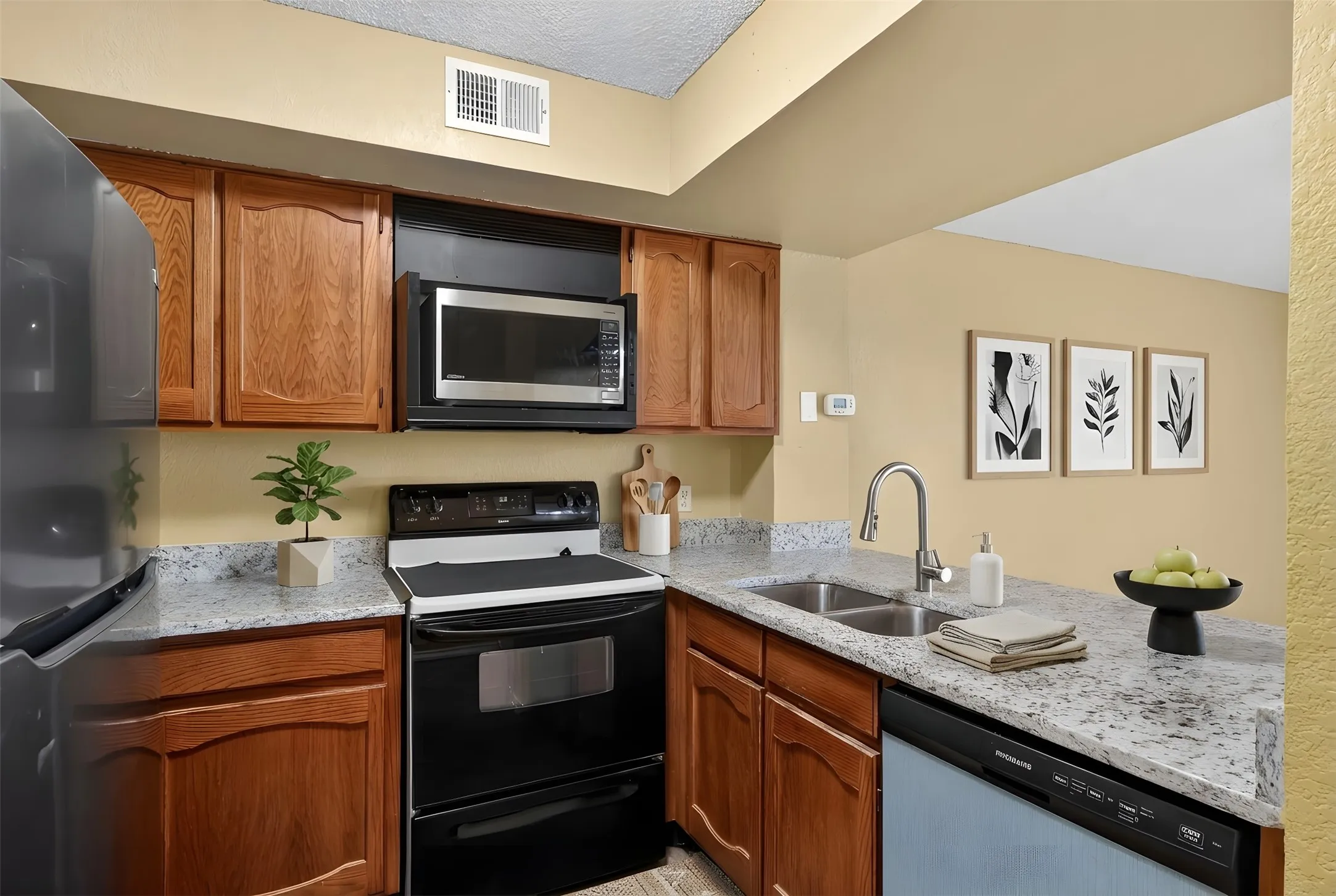 Condominium For Sale in Tarrant County , 3109 Sondra Drive 107, Fort Worth, Texas 76107, 1 Bedroom, 1 Bathroom, Garage spaces, 688 Sqft, built in 1982, mls#21261893, Real Estate Agent in Fort Worth, Homes For Sale in Tarrant county, Homes For Sale in Fort Worth, Realtor in Fort Worth Texas, Real Estate Brokerage Independent Realty Texas, Luminita Cordes Realtor