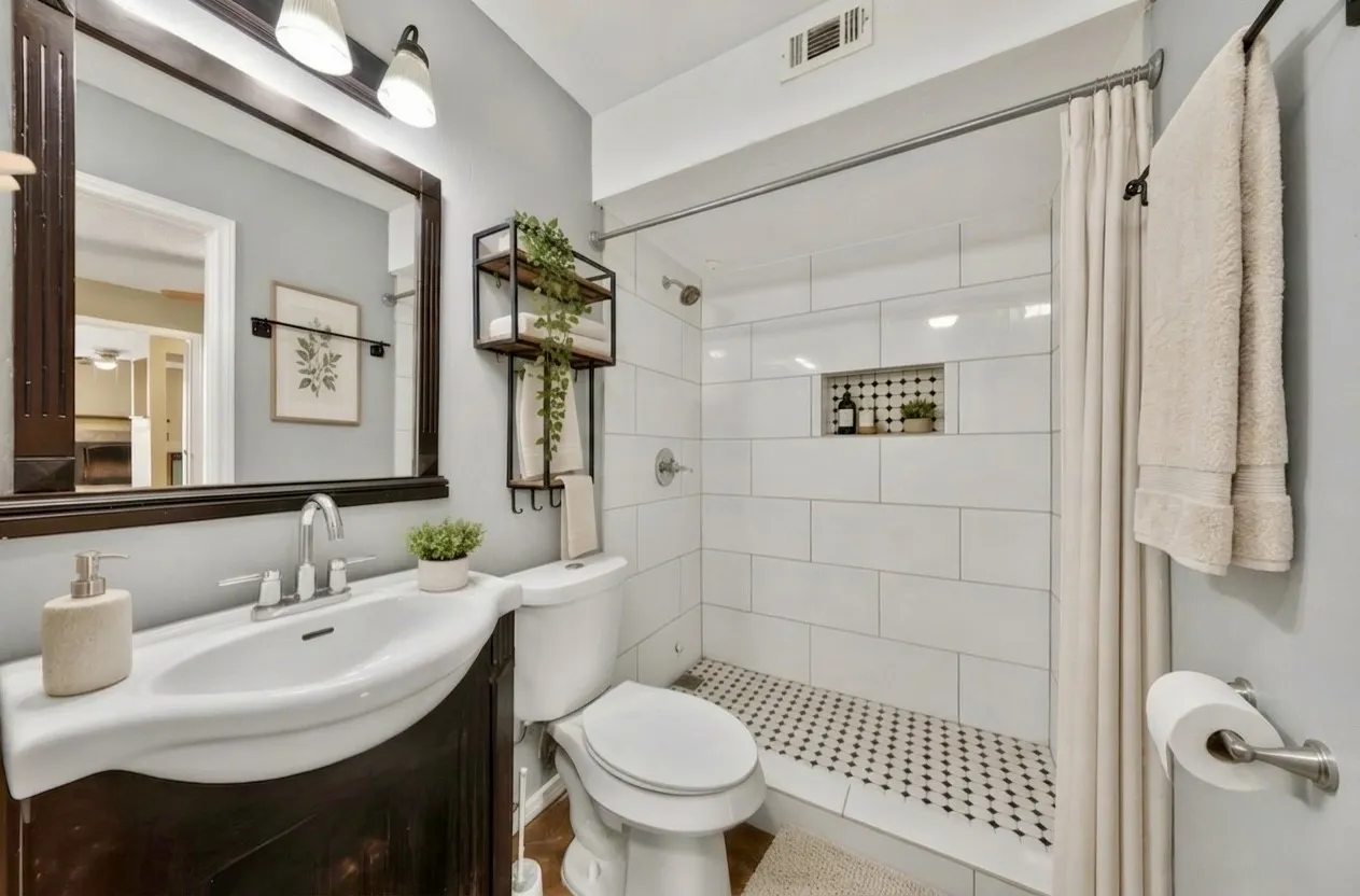 Condominium For Sale in Tarrant County , 3109 Sondra Drive 107, Fort Worth, Texas 76107, 1 Bedroom, 1 Bathroom, Garage spaces, 688 Sqft, built in 1982, mls#21261893, Real Estate Agent in Fort Worth, Homes For Sale in Tarrant county, Homes For Sale in Fort Worth, Realtor in Fort Worth Texas, Real Estate Brokerage Independent Realty Texas, Luminita Cordes Realtor