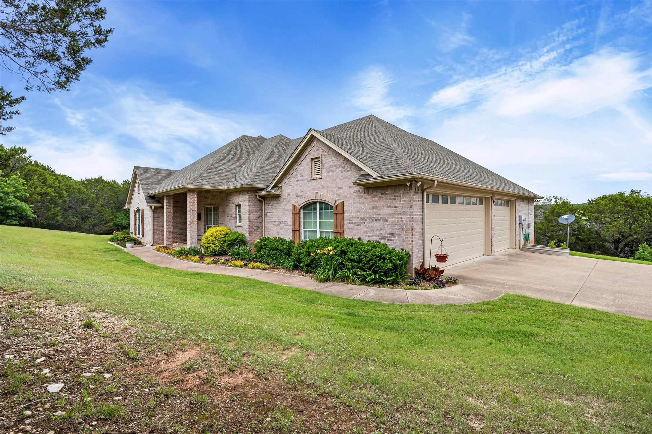Single Family Residence For Sale in Hood County , 2809 Wind Point Court, Tolar, Texas 76476, 4 Bedroom, 3 Bathroom, 3 Garage spaces, 2,567 Sqft, built in 2007, mls#21266374, Real Estate Agent in Tolar, Homes For Sale in Hood county, Homes For Sale in Tolar, Realtor in Tolar Texas, Real Estate Brokerage Independent Realty Texas, Luminita Cordes Realtor
