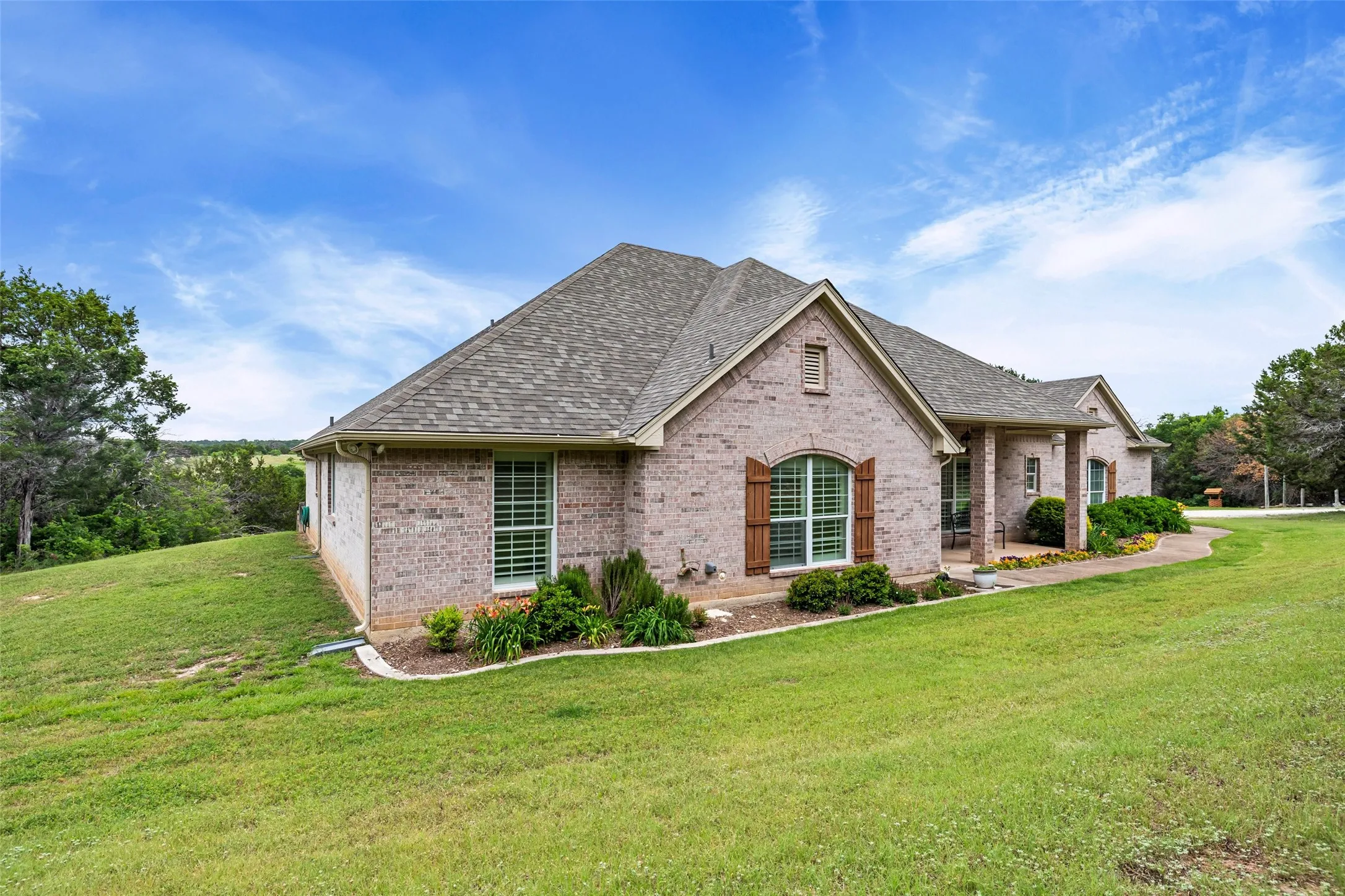 Single Family Residence For Sale in Hood County , 2809 Wind Point Court, Tolar, Texas 76476, 4 Bedroom, 3 Bathroom, 3 Garage spaces, 2,567 Sqft, built in 2007, mls#21266374, Real Estate Agent in Tolar, Homes For Sale in Hood county, Homes For Sale in Tolar, Realtor in Tolar Texas, Real Estate Brokerage Independent Realty Texas, Luminita Cordes Realtor