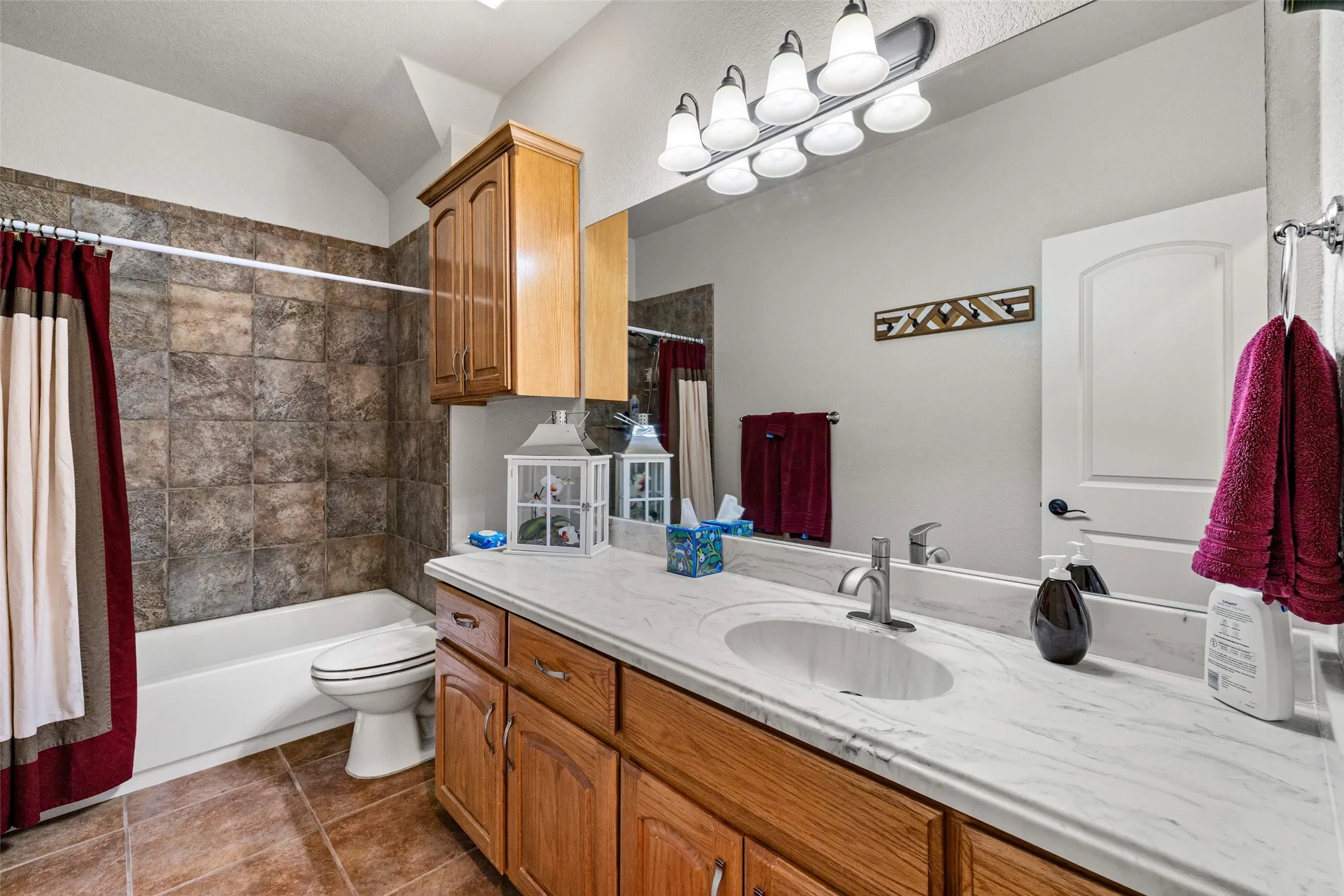 Single Family Residence For Sale in Hood County , 2809 Wind Point Court, Tolar, Texas 76476, 4 Bedroom, 3 Bathroom, 3 Garage spaces, 2,567 Sqft, built in 2007, mls#21266374, Real Estate Agent in Tolar, Homes For Sale in Hood county, Homes For Sale in Tolar, Realtor in Tolar Texas, Real Estate Brokerage Independent Realty Texas, Luminita Cordes Realtor