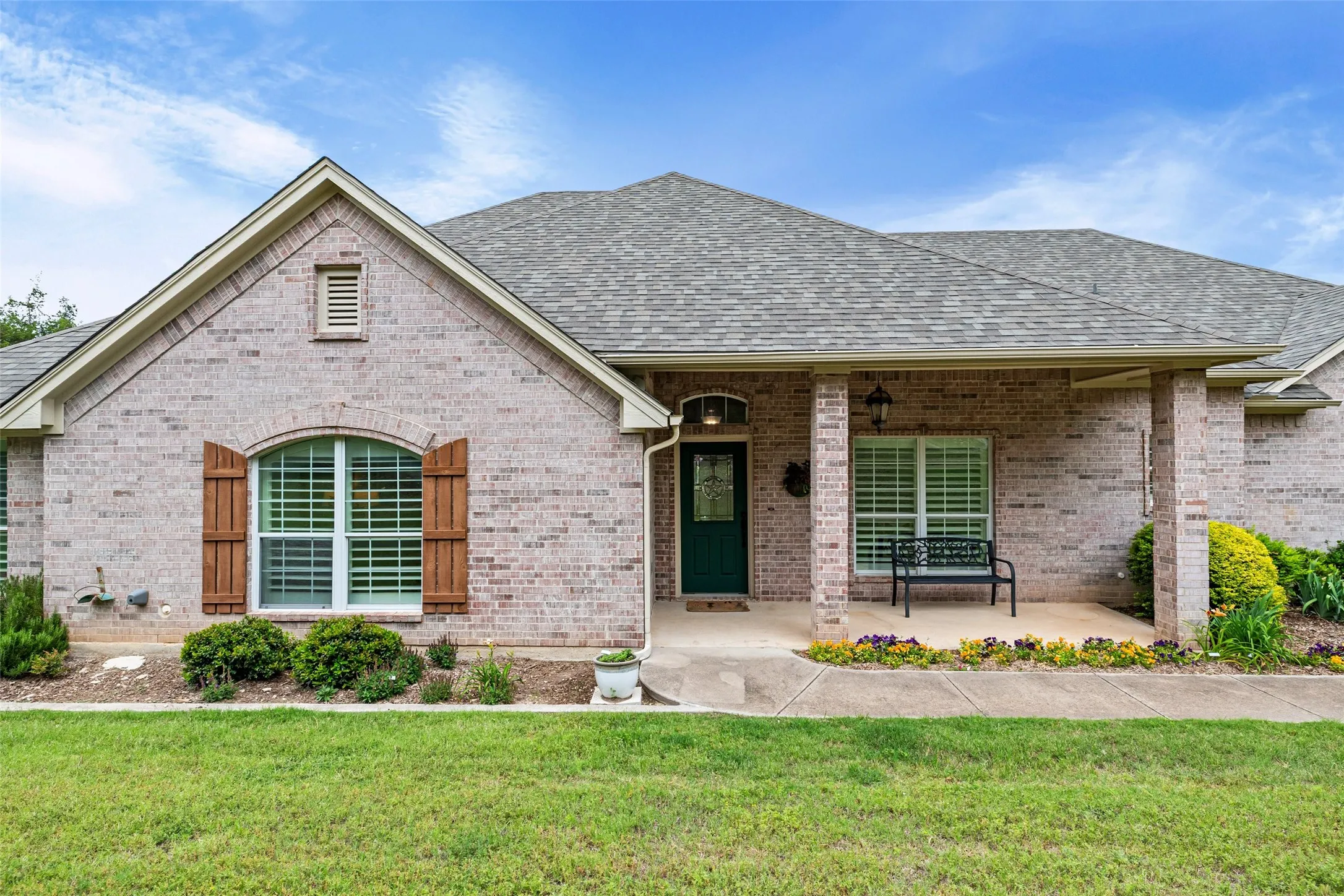 Single Family Residence For Sale in Hood County , 2809 Wind Point Court, Tolar, Texas 76476, 4 Bedroom, 3 Bathroom, 3 Garage spaces, 2,567 Sqft, built in 2007, mls#21266374, Real Estate Agent in Tolar, Homes For Sale in Hood county, Homes For Sale in Tolar, Realtor in Tolar Texas, Real Estate Brokerage Independent Realty Texas, Luminita Cordes Realtor