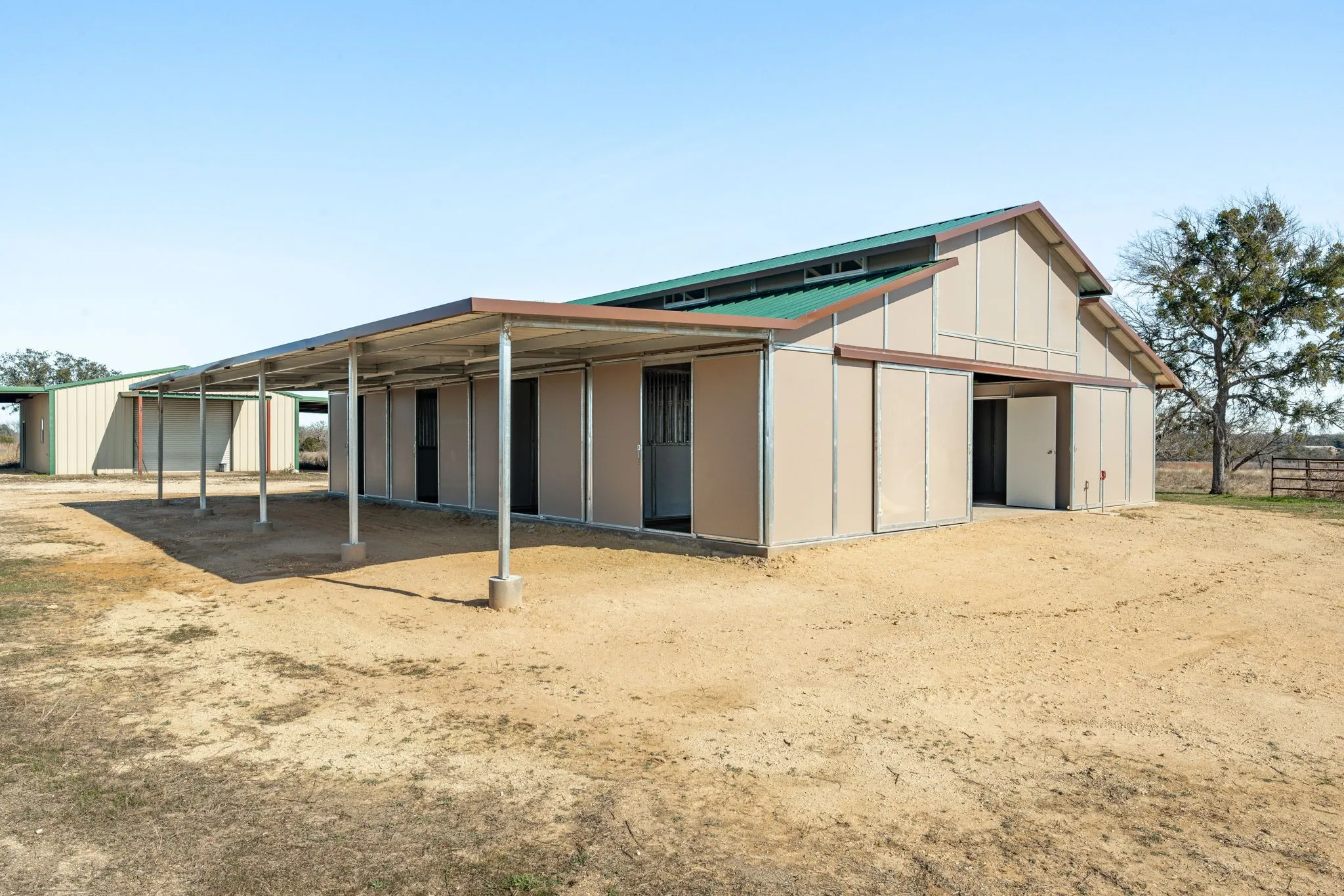 Farm For Sale in Erath County , 10184 S US Highway 281, Stephenville, Texas 76401, 3 Bedroom, 3 Bathroom, 4 Garage spaces, 2,396 Sqft, built in 1981, Price $1,450,000, mls#21269509, Real Estate Agent in Stephenville, Homes For Sale in Erath county, Homes For Sale in Stephenville, Realtor in Stephenville Texas, Real Estate Brokerage Independent Realty Texas, Luminita Cordes Realtor
