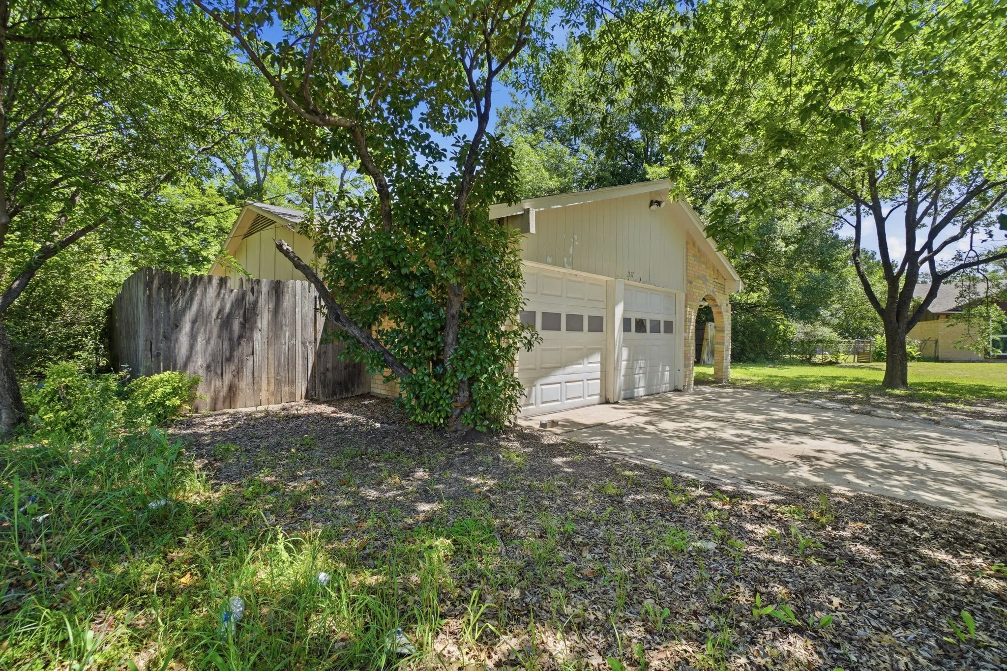 Single Family Residence For Sale in Dallas County , 1137 Meadow Creek Court, Lancaster, Texas 75146, 3 Bedroom, 2 Bathroom, 2 Garage spaces, 1,597 Sqft, built in 1979, mls#21268043, Real Estate Agent in Lancaster, Homes For Sale in Dallas county, Homes For Sale in Lancaster, Realtor in Lancaster Texas, Real Estate Brokerage Independent Realty Texas, Luminita Cordes Realtor