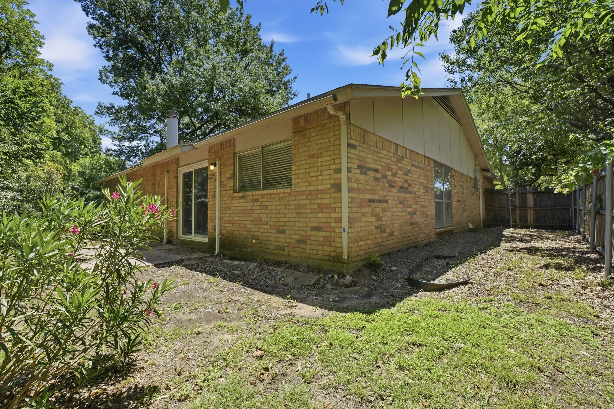Single Family Residence For Sale in Dallas County , 1137 Meadow Creek Court, Lancaster, Texas 75146, 3 Bedroom, 2 Bathroom, 2 Garage spaces, 1,597 Sqft, built in 1979, mls#21268043, Real Estate Agent in Lancaster, Homes For Sale in Dallas county, Homes For Sale in Lancaster, Realtor in Lancaster Texas, Real Estate Brokerage Independent Realty Texas, Luminita Cordes Realtor