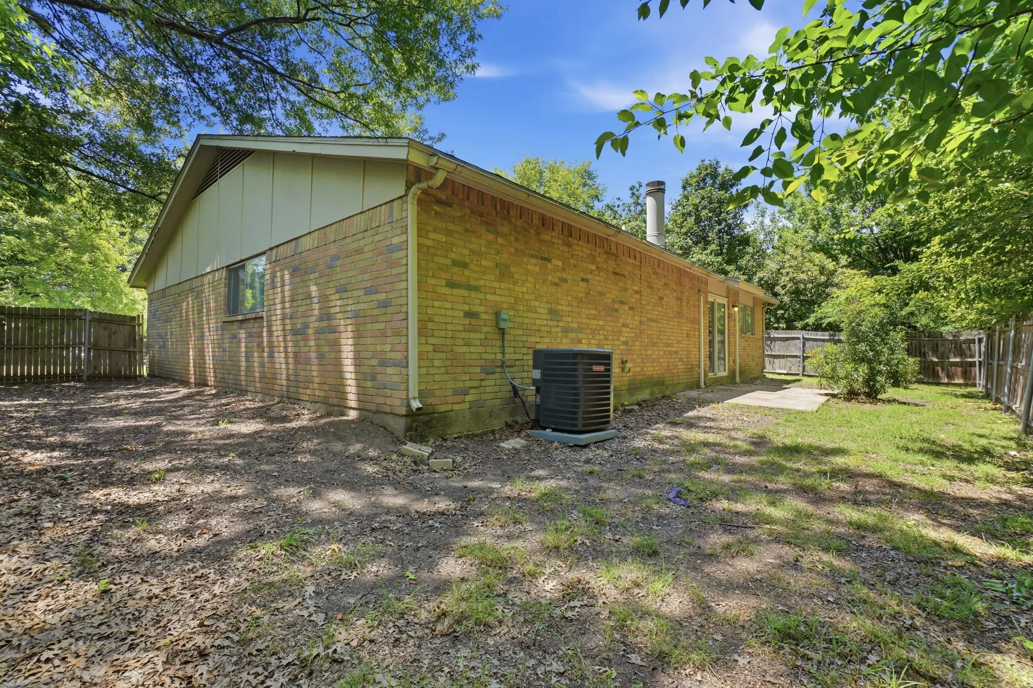 Single Family Residence For Sale in Dallas County , 1137 Meadow Creek Court, Lancaster, Texas 75146, 3 Bedroom, 2 Bathroom, 2 Garage spaces, 1,597 Sqft, built in 1979, mls#21268043, Real Estate Agent in Lancaster, Homes For Sale in Dallas county, Homes For Sale in Lancaster, Realtor in Lancaster Texas, Real Estate Brokerage Independent Realty Texas, Luminita Cordes Realtor