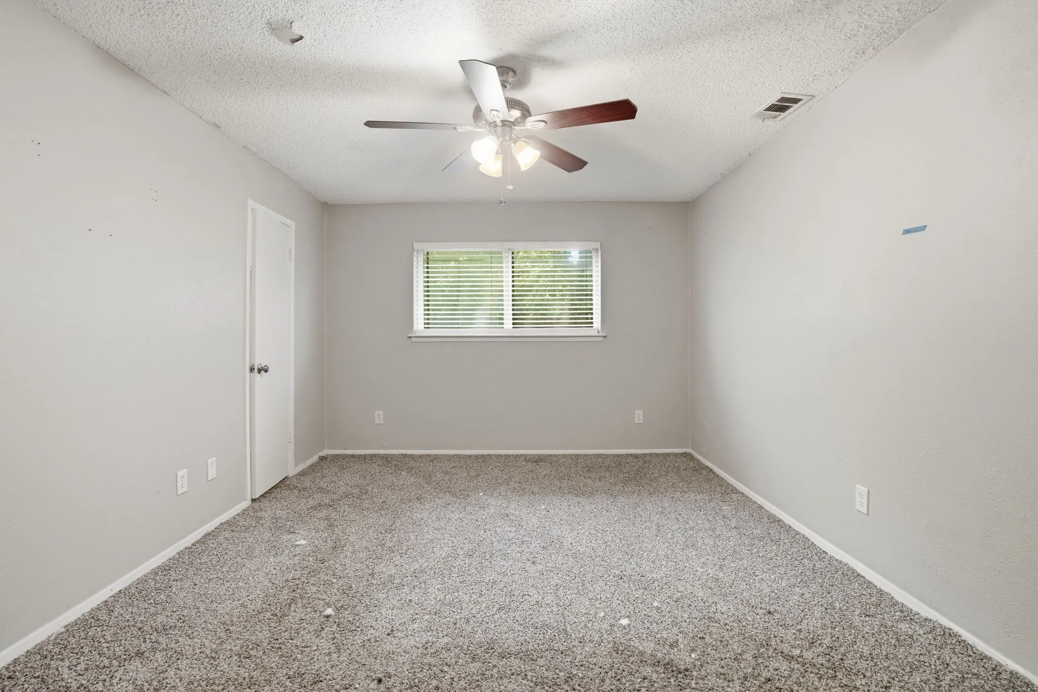 Single Family Residence For Sale in Dallas County , 1137 Meadow Creek Court, Lancaster, Texas 75146, 3 Bedroom, 2 Bathroom, 2 Garage spaces, 1,597 Sqft, built in 1979, mls#21268043, Real Estate Agent in Lancaster, Homes For Sale in Dallas county, Homes For Sale in Lancaster, Realtor in Lancaster Texas, Real Estate Brokerage Independent Realty Texas, Luminita Cordes Realtor